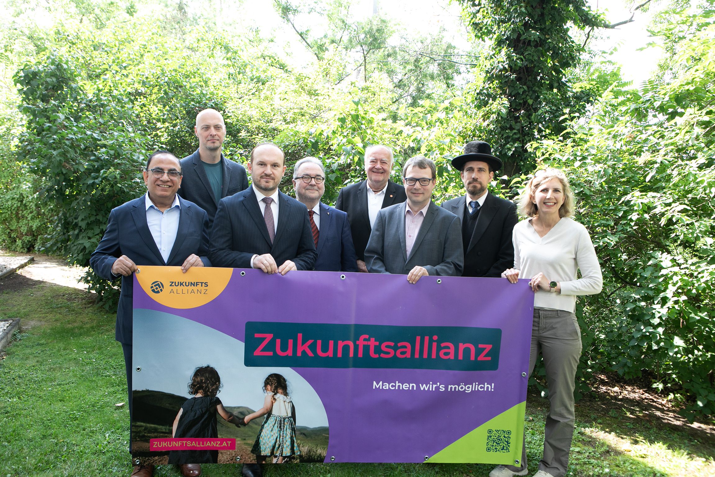 Religionsgemeinschaften üben Schulterschluss für Klimaschutz. Im Bild: Sunil Narula, Vertreter der Hinduistischen Religionsgemeinschaft, Christian Kdolsky, Sprecher der Zukunftsallianz, Ümit Vural, Präsident der Islamischen Glaubensgemeinschaft, Michael Chalupka, Bischof der Evangelischen Kirche, Gerhard Weißgrab, Präsident der Österreichischen Buddhistischen Religionsgesellschaft, Markus Gerhartinger, Umweltbeauftragter der Erzdiözese Wien, Schlomo Hofmeister, Rabbiner der Israelitischen Religionsgemeinschaft und Kathrin Pauser von der Agentur Ketchum.