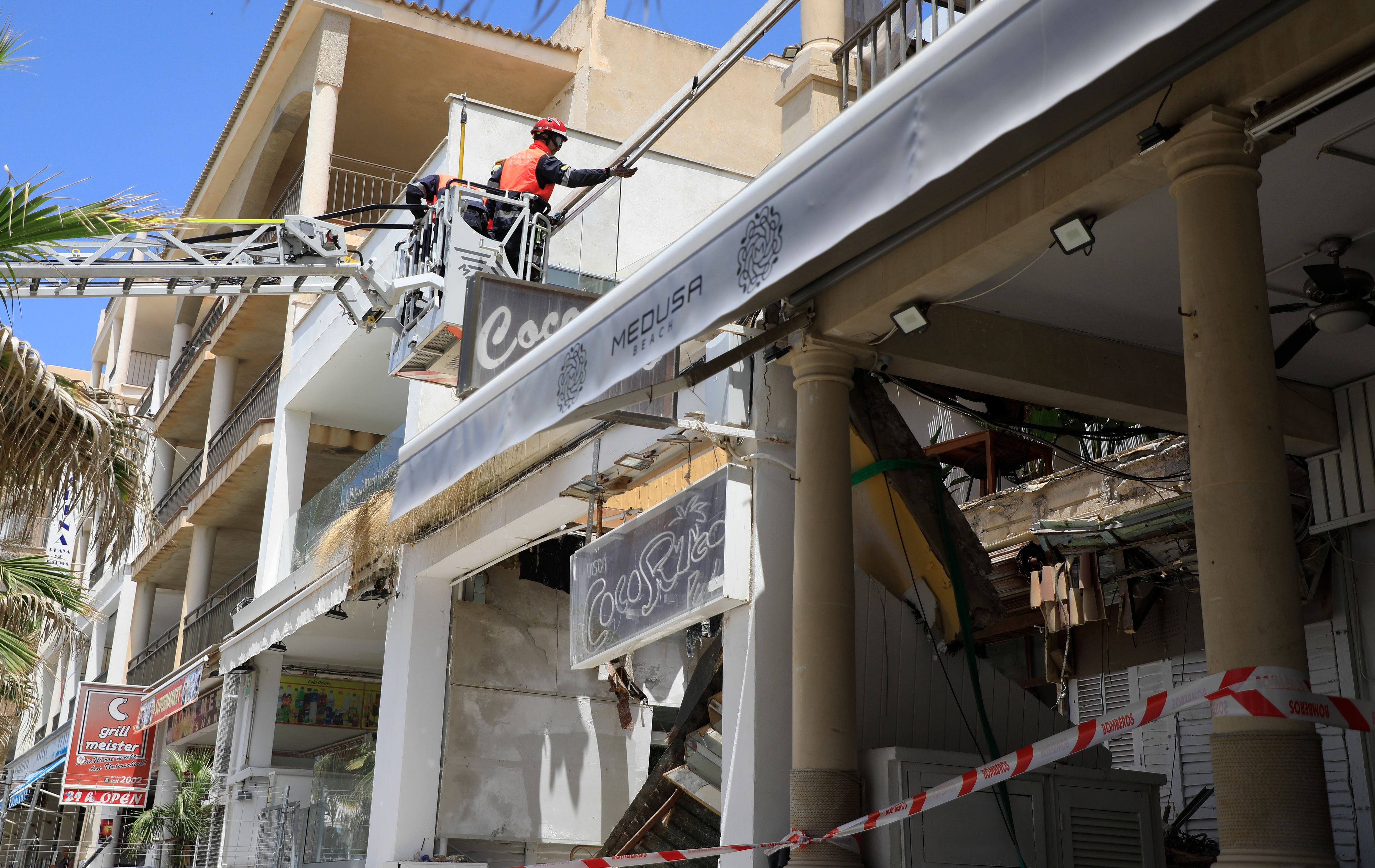 Am Tag nach dem Unglück waren Feuerwehrleute an der eingebrochenen Decke im Einsatz.