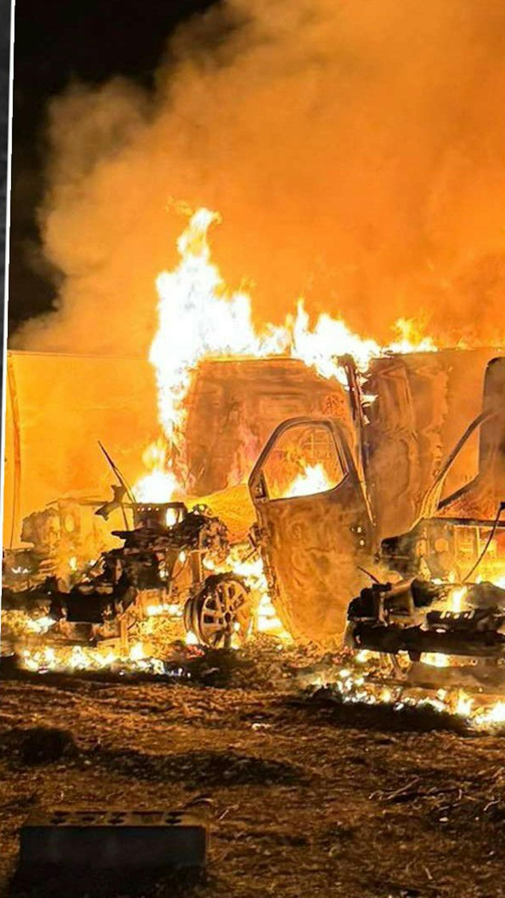 Radler fackelt E-Autos ab! Polizei sucht jetzt nach ihm