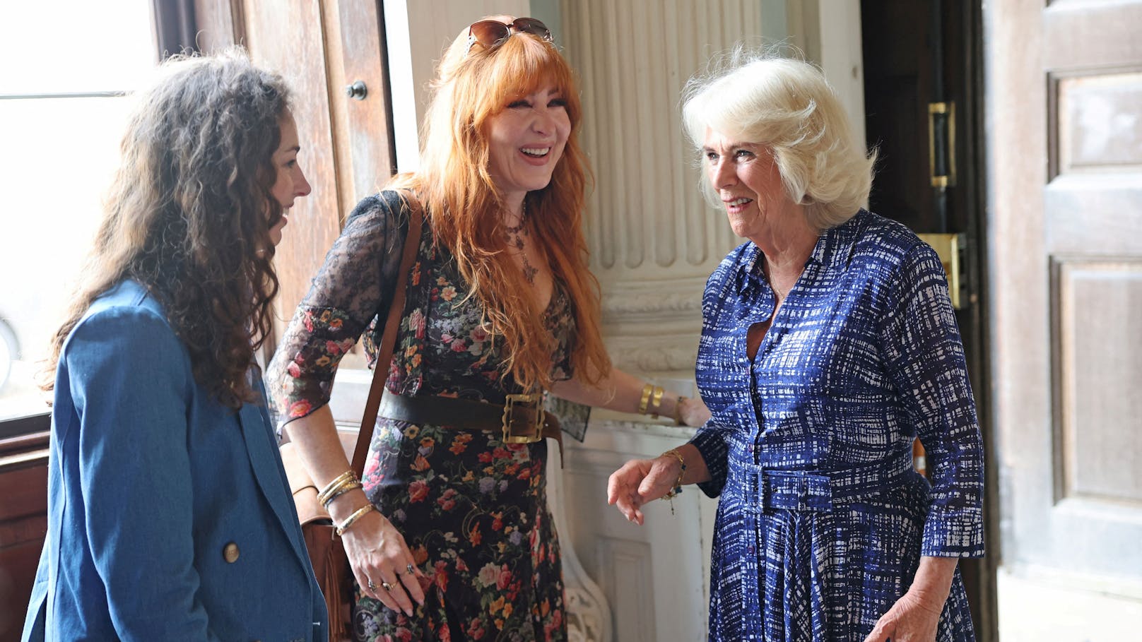 Königin Camilla unterhielt sich bei einer Veranstaltung blendend mit Rose Hanbury (links) und Beauty-Unternehmerin Charlotte Tilbury.