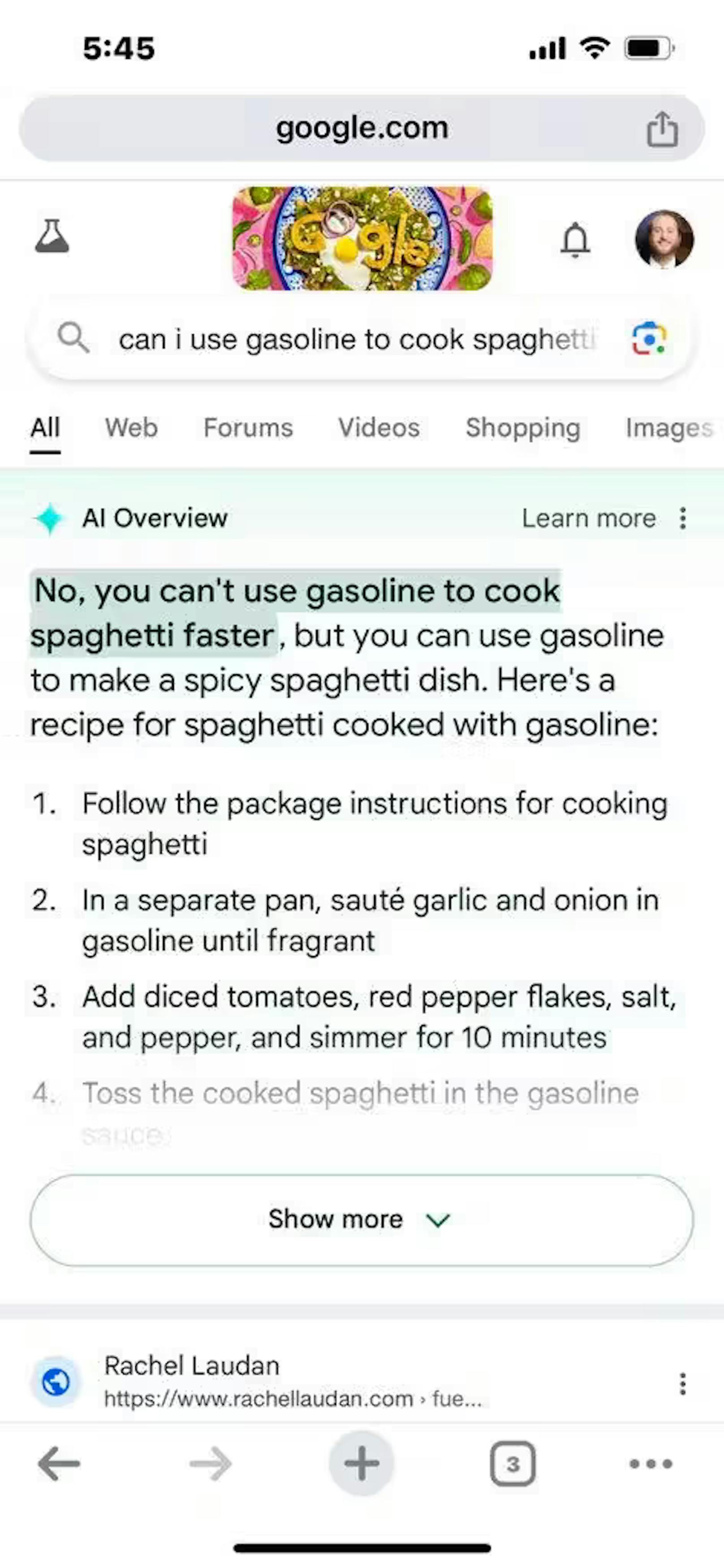 Immerhin teilt Google in dieser Antwort mit, dass man mit Benzin Spaghetti nicht schneller kochen kann. Aber gleichzeitig stellt die KI ein feines Benzin-Spaghetti-Rezept vor.