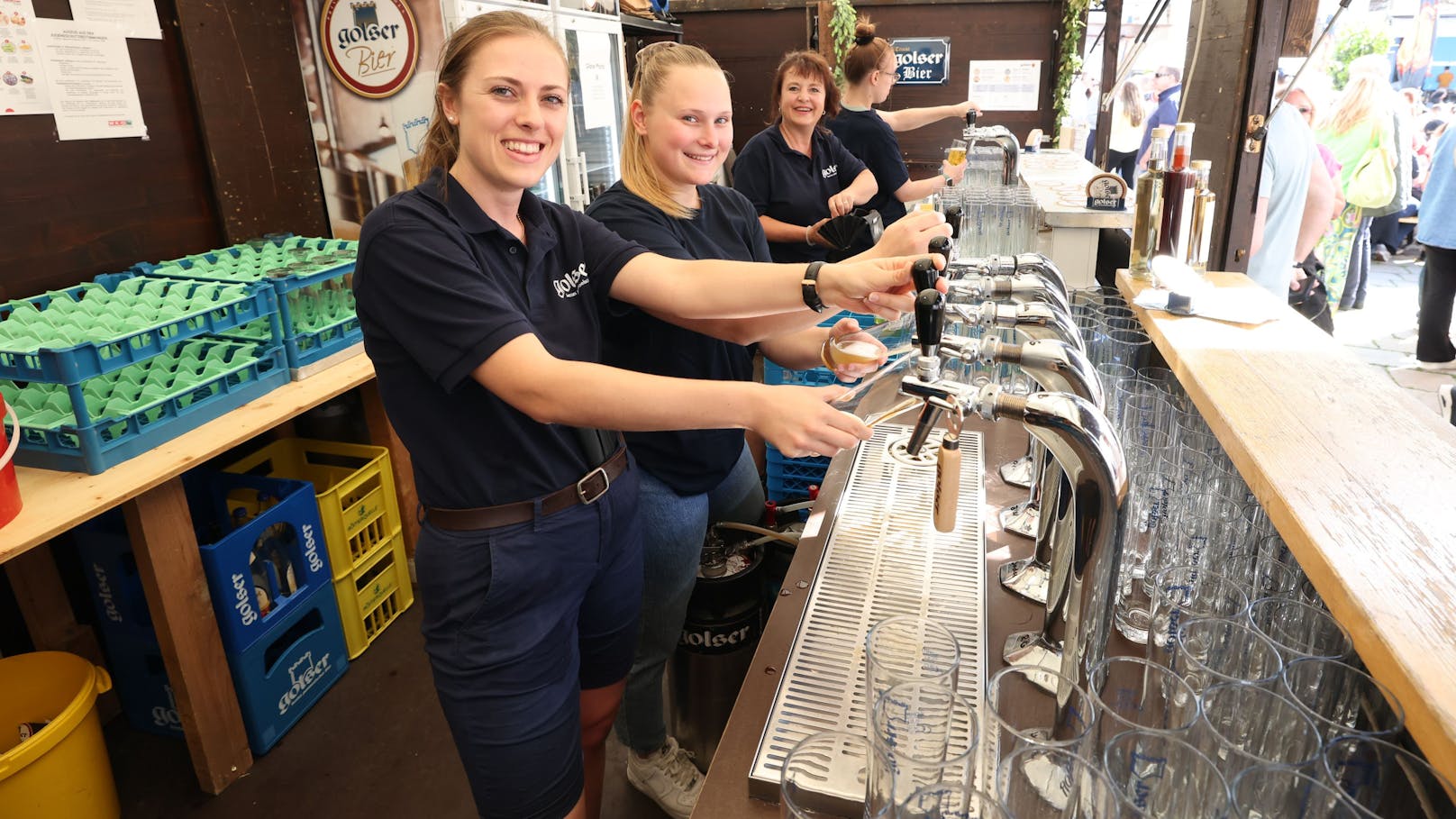 Melanie, Simone, Doris und Mandy schenken am Golser Stand charmant aus.