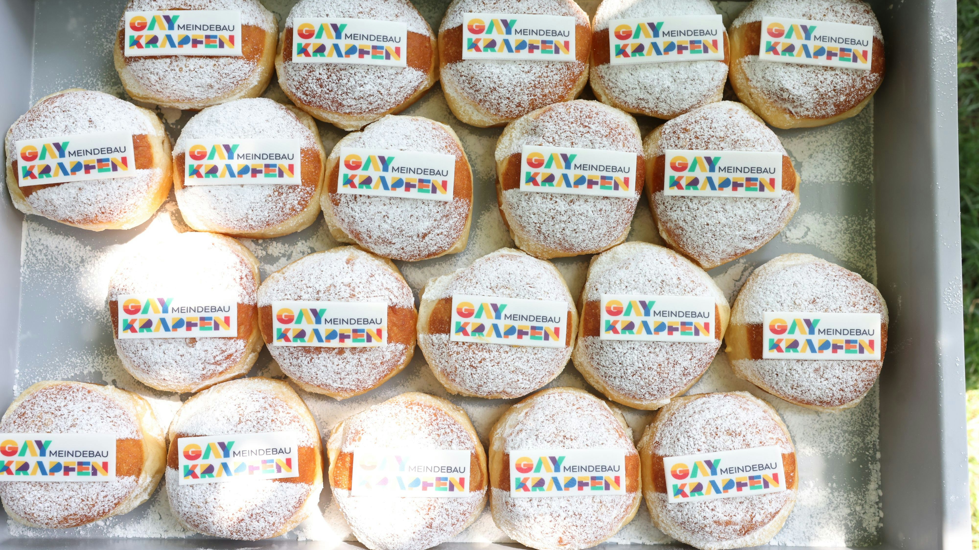 Die Krapfen wurden zu Gunsten einer Spende für die AIDS-Hilfe verteilt