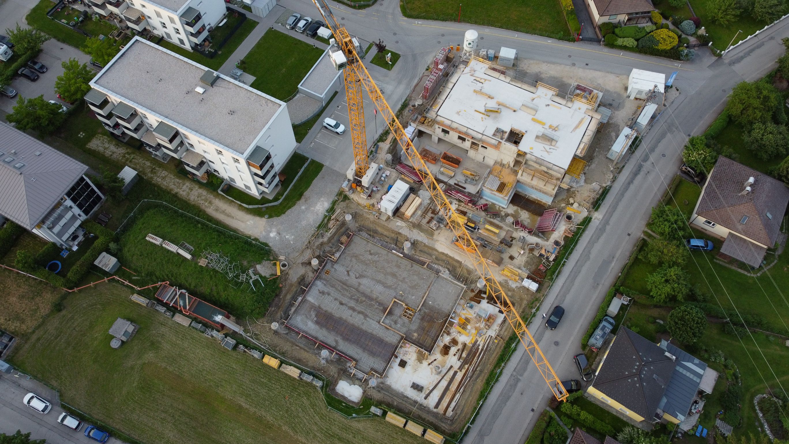 Ein 54-jähriger Arbeiter stürzte am Montagmittag von einem Kran in den Tod – er wollte sich auf die obere Etage heben lassen.