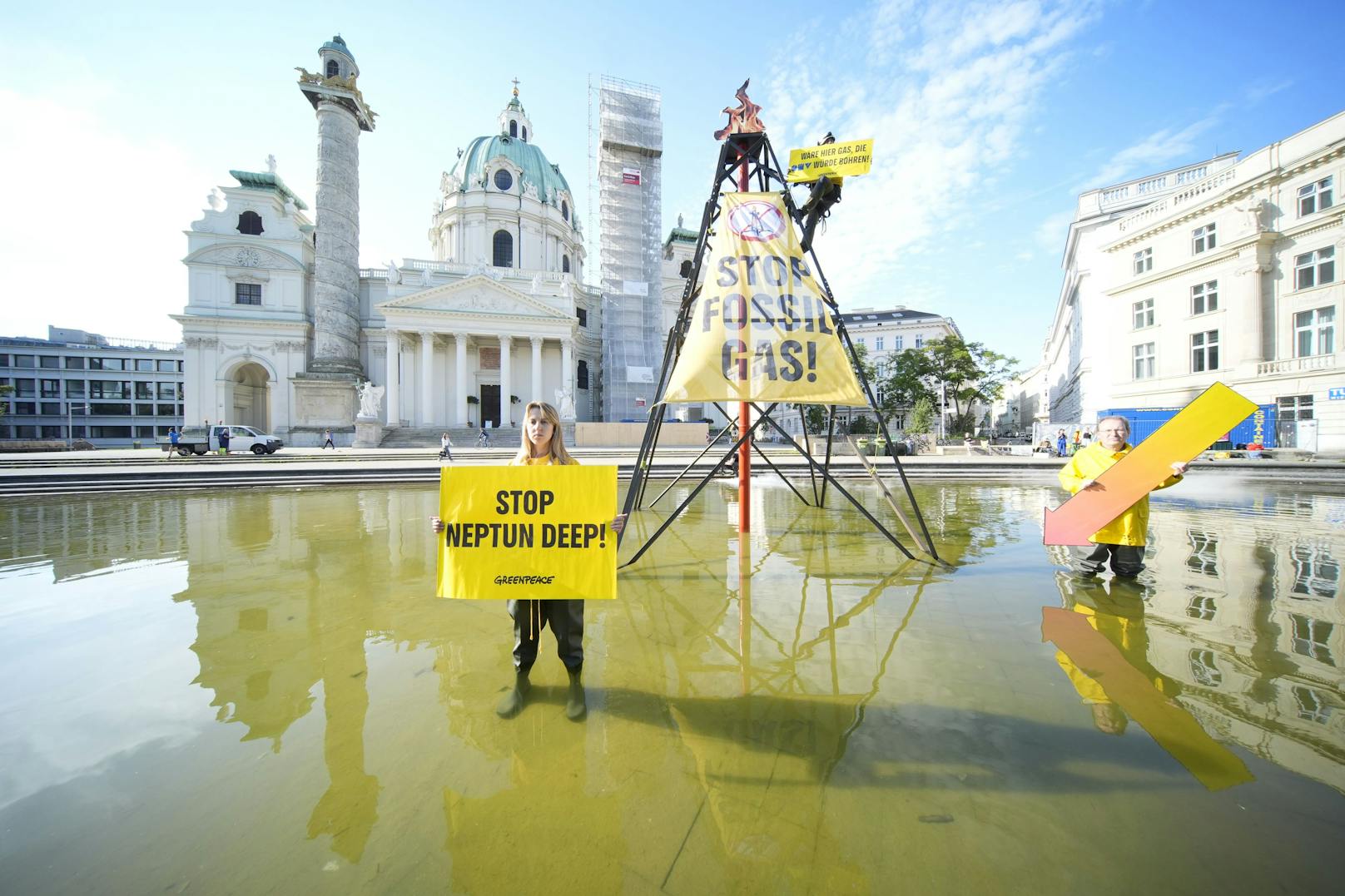 Anlässlich der OMV-Hauptversammlung am Dienstag warnen Greenpeace-Aktivistinnen und -Aktivisten am Wiener Karlsplatz mit einem sechs Meter hohen Modell-Gasbohrturm vor den fatalen Folgen geplanter Gasprojekte.