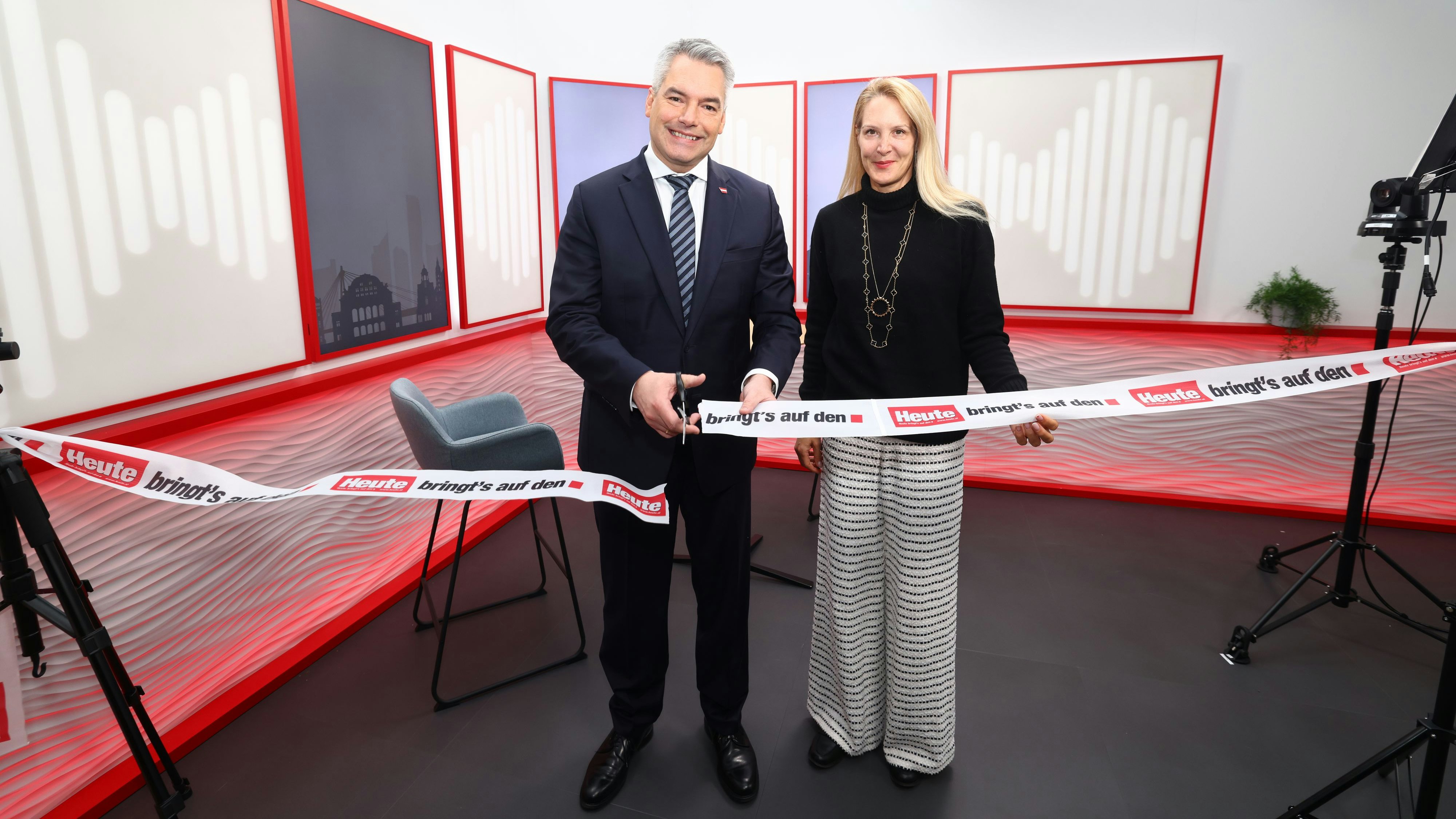 Besondere Ehre: Gemeinsam mit Herausgeberin Eva Dichand eröffnete Kanzler Karl Nehammer das Studio.
