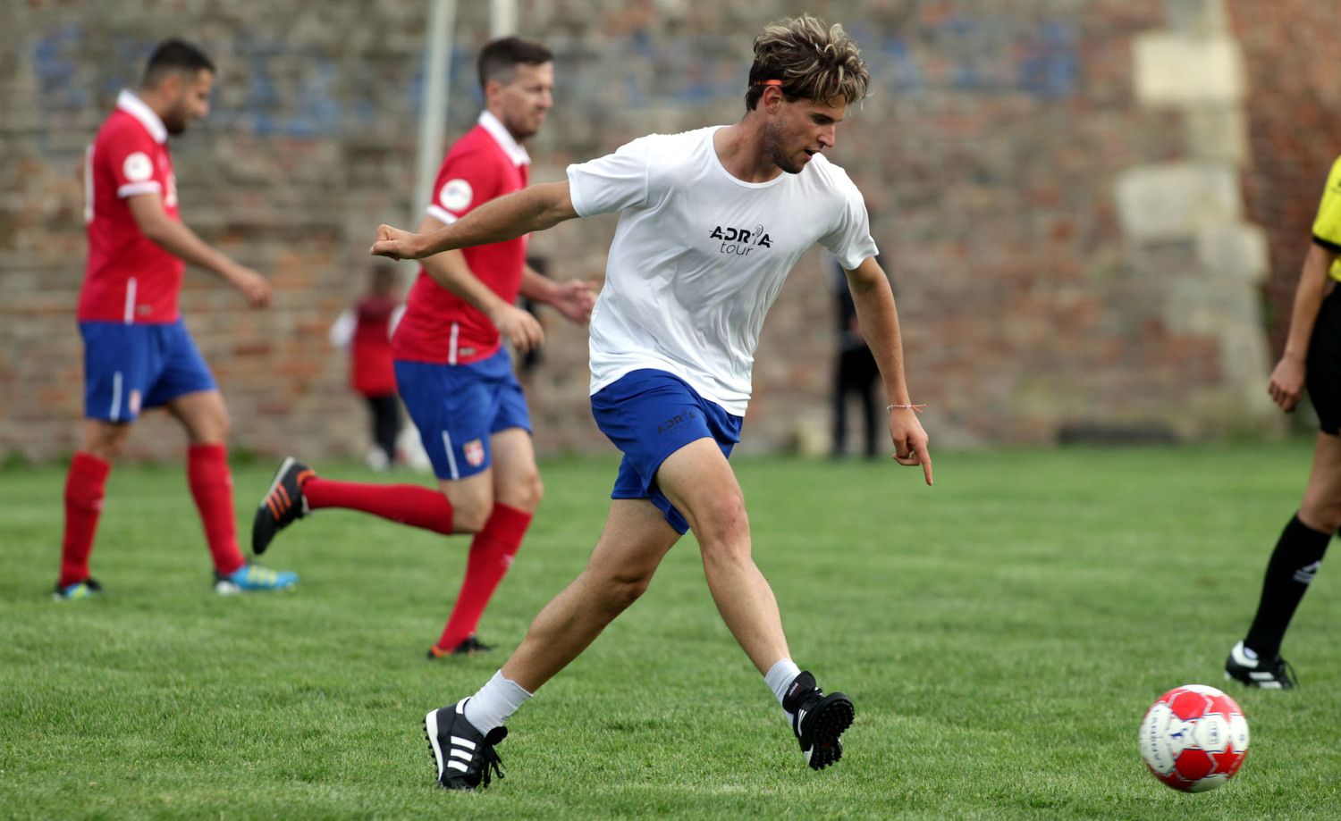 Dominic Thiem bei einem Show-Spiel 2020 - jetzt kehrt der Grand-Slam-Sieger auf den Platz zurück.