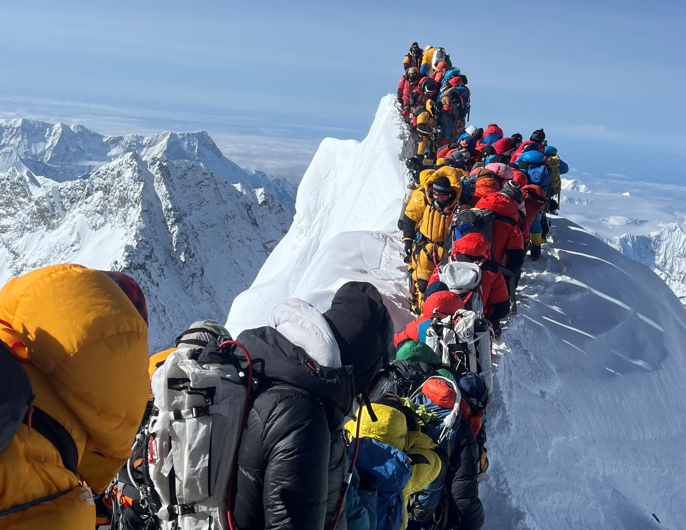 Nach einem Eiseinbruch sitzen Bergsteiger und Bergführer zwischen dem Südgipfel und der Hillary-Stufe des Mount Everest fest.