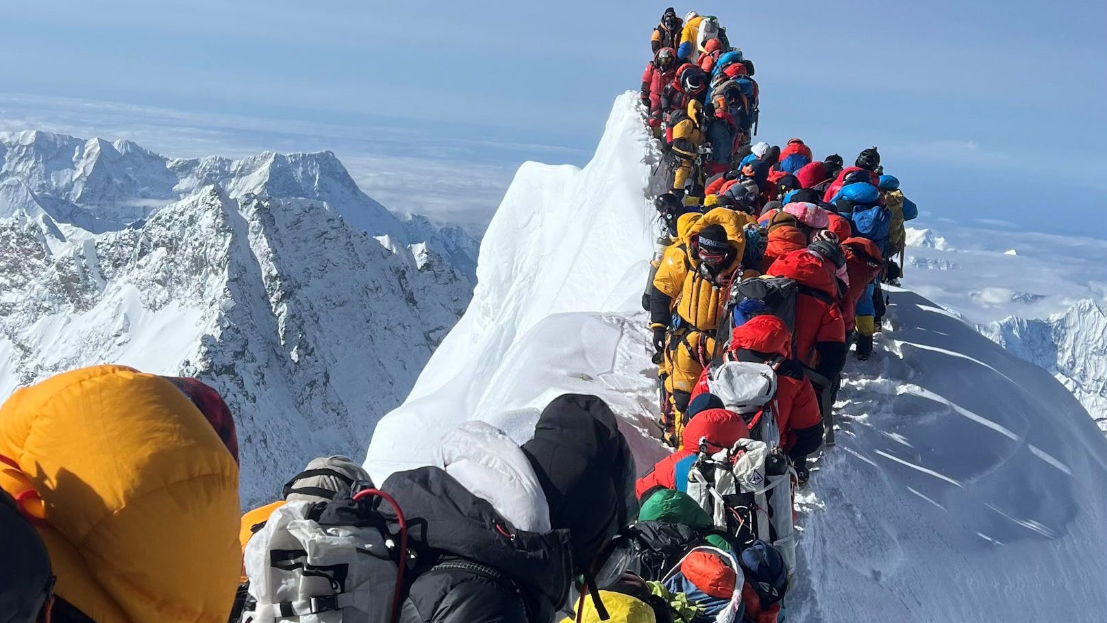 Stau in Todeszone: Bergsteiger warten am Everest