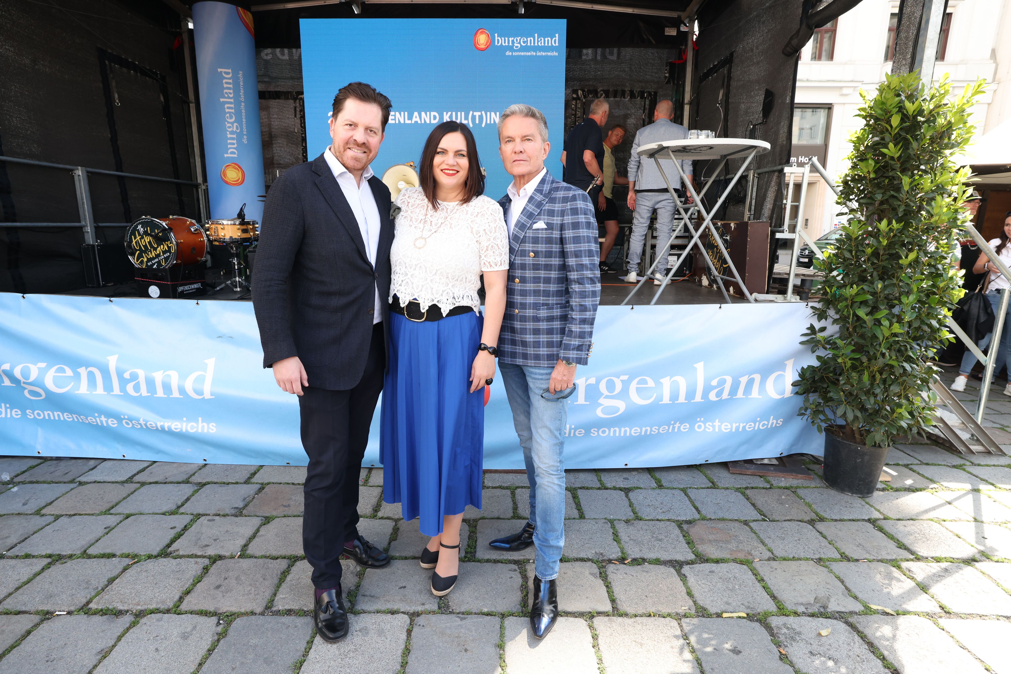 Vize-Landeschefin Astrid Eisenkopf mit Daniel Serafin (l.) und Alfons Haider