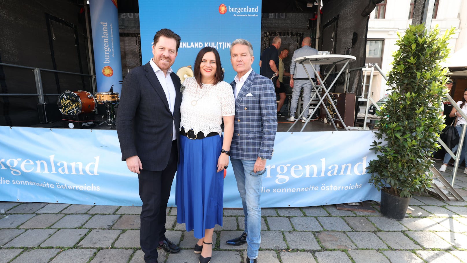 Vize-Landeschefin Astrid Eisenkopf mit Daniel Serafin (l.) und Alfons Haider