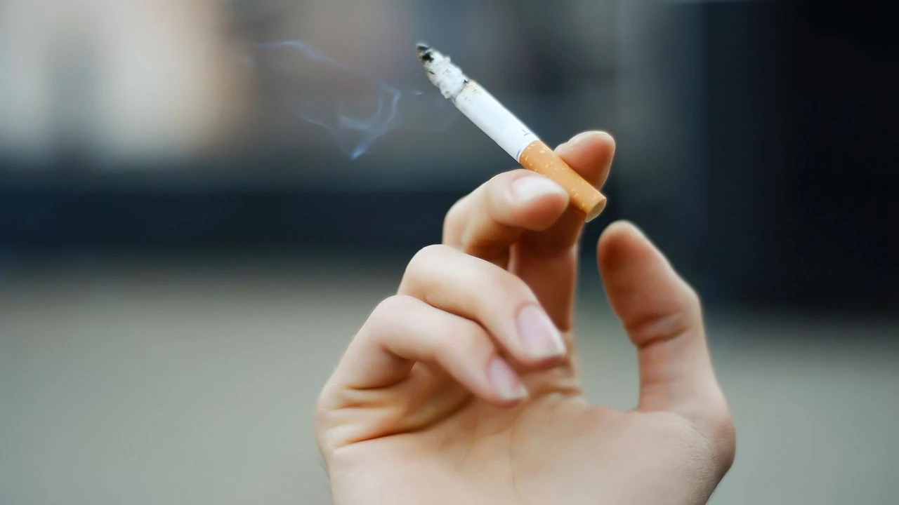 Wer zur Zigarette greift, riskiert schwerwiegende gesundheitliche Probleme.