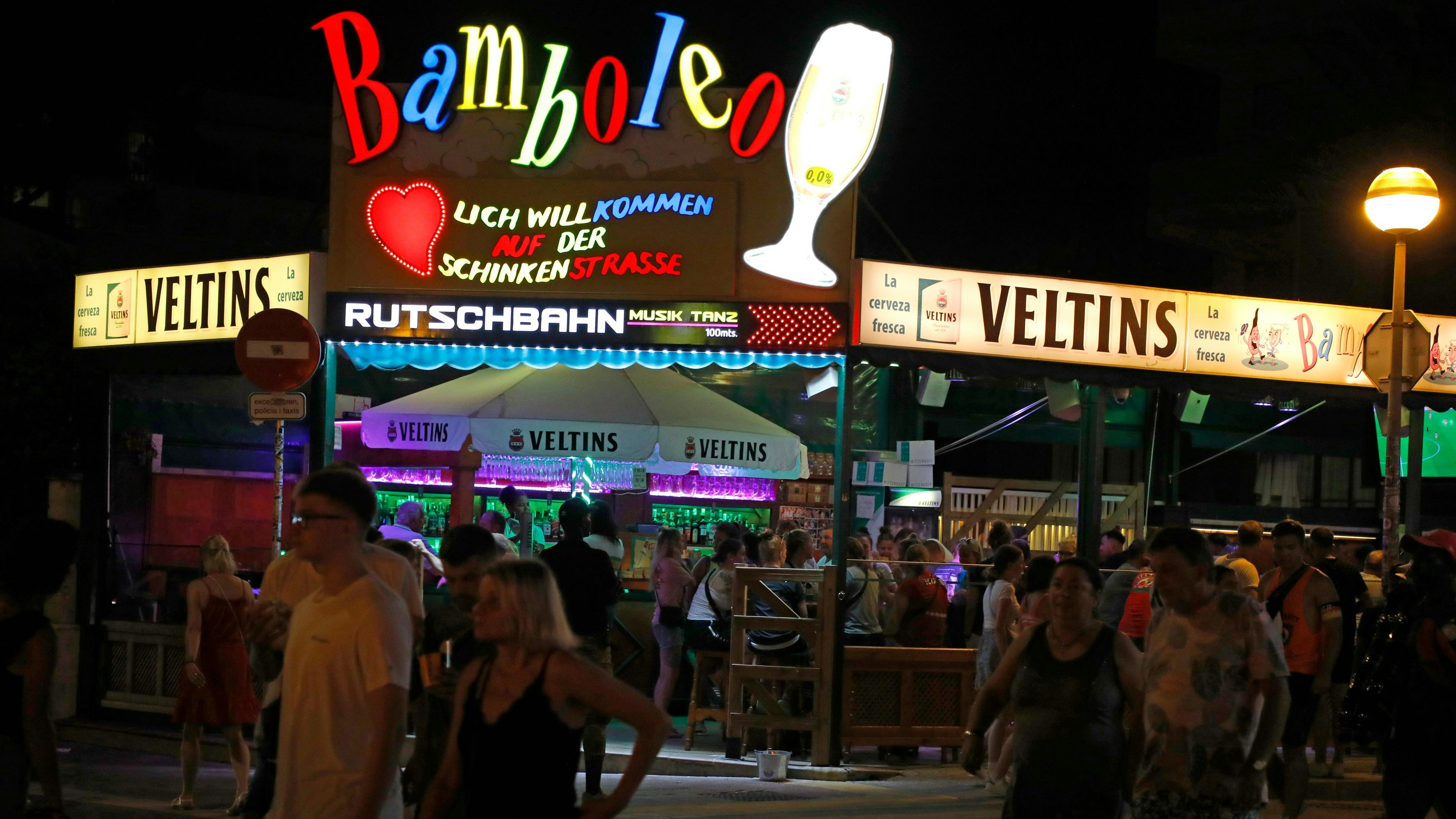 Download von www.picturedesk.com am 28.05.2024 (11:53).  21 July 2022, Spain, El Arenal: Tourists stay on the ham street near the restaurant Bamboleo on the vacation island of Mallorca. Photo: Clara Margais/dpa - 20220721_PD11365 - Rechteinfo: Rights Managed (RM)