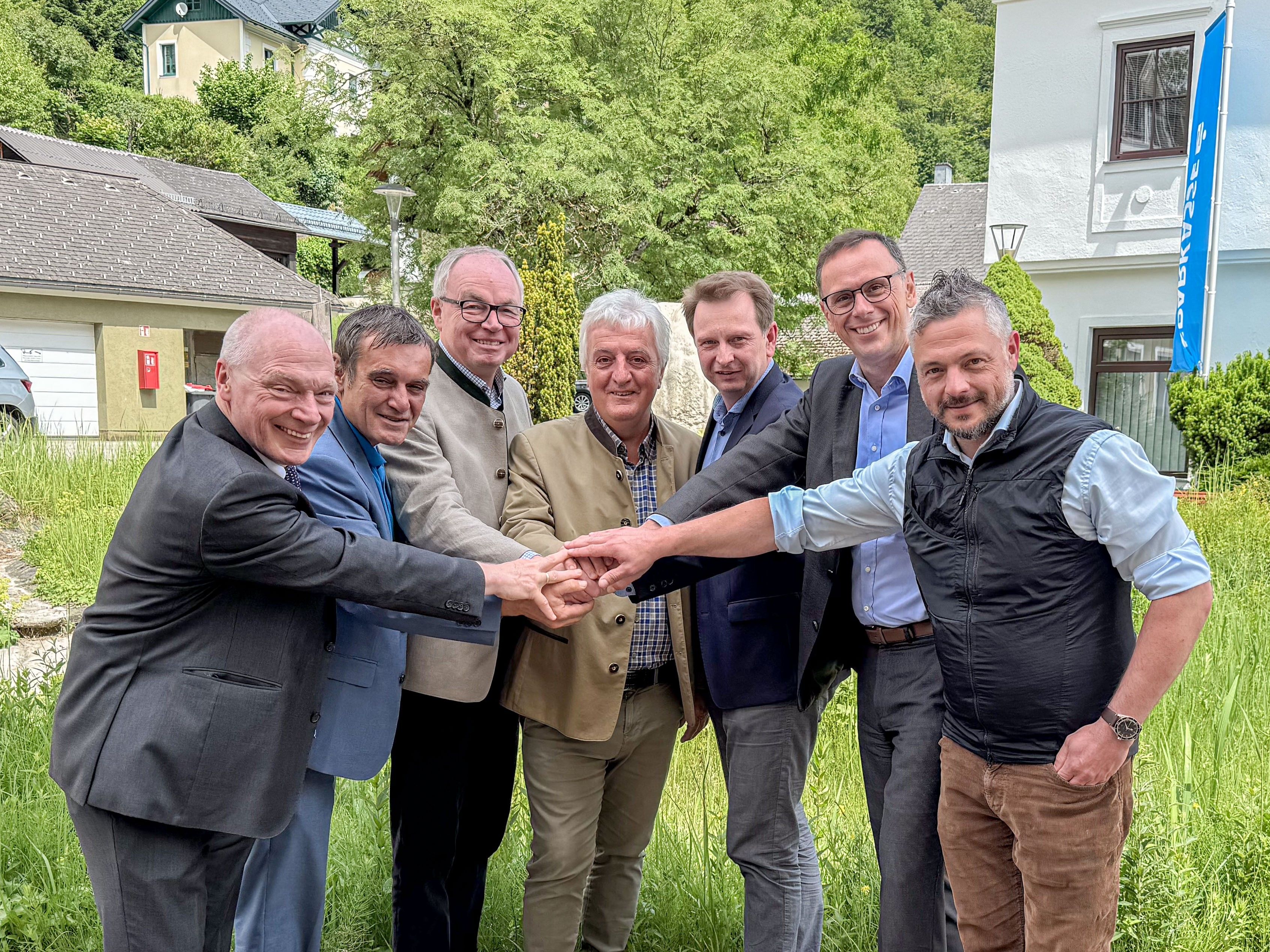 Die Projekt-Beteiligten rund um Landeshauptpfrau-Stellvertreter Stephan Pernkopf (Dritter von links) sehen optimistisch in die Zukunft.