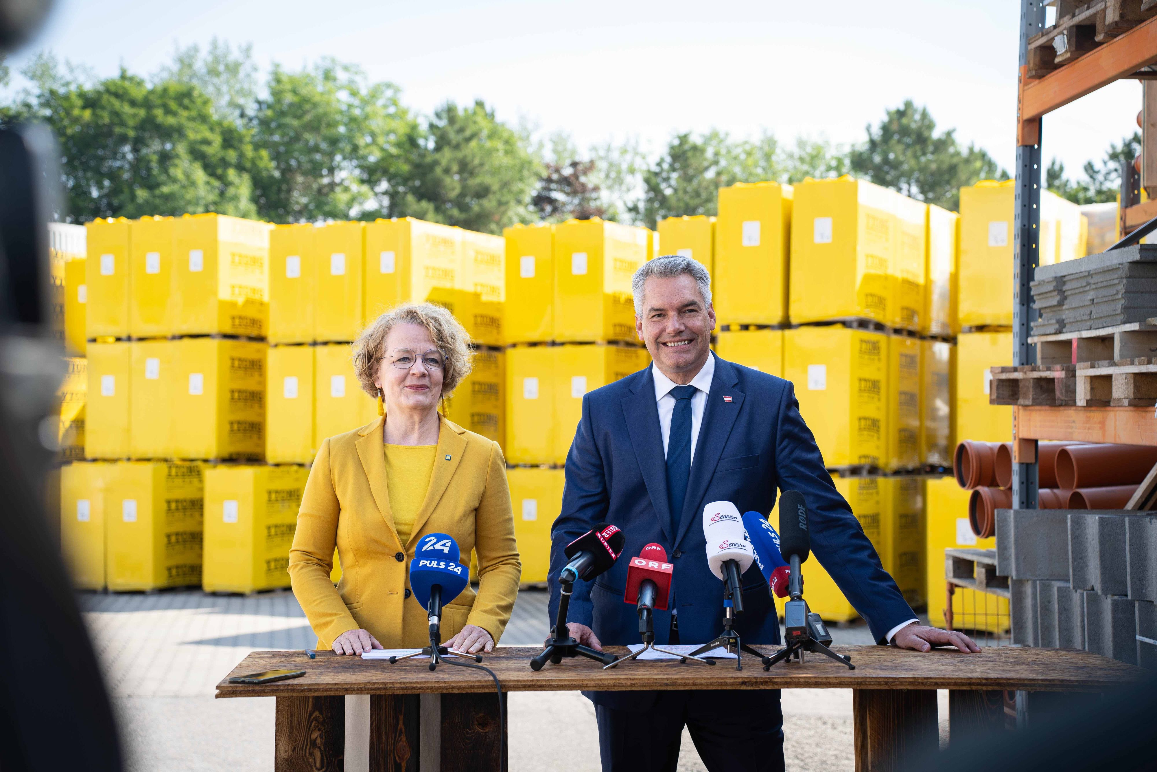 Bundeskanzler Karl Nehammer und Wohnbau-Landesrätin Christiane Teschl-Hofmeister präsentierten die Initiative am Dienstag in Neunkirchen