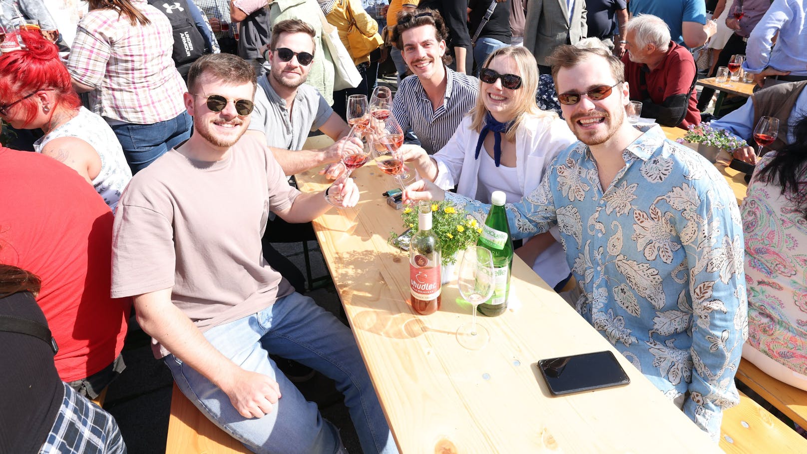 Die Studenten Nick, Miki (im modischen Hemd), Ralph, Antonia und Alex genießen das Burgenland glasweise.