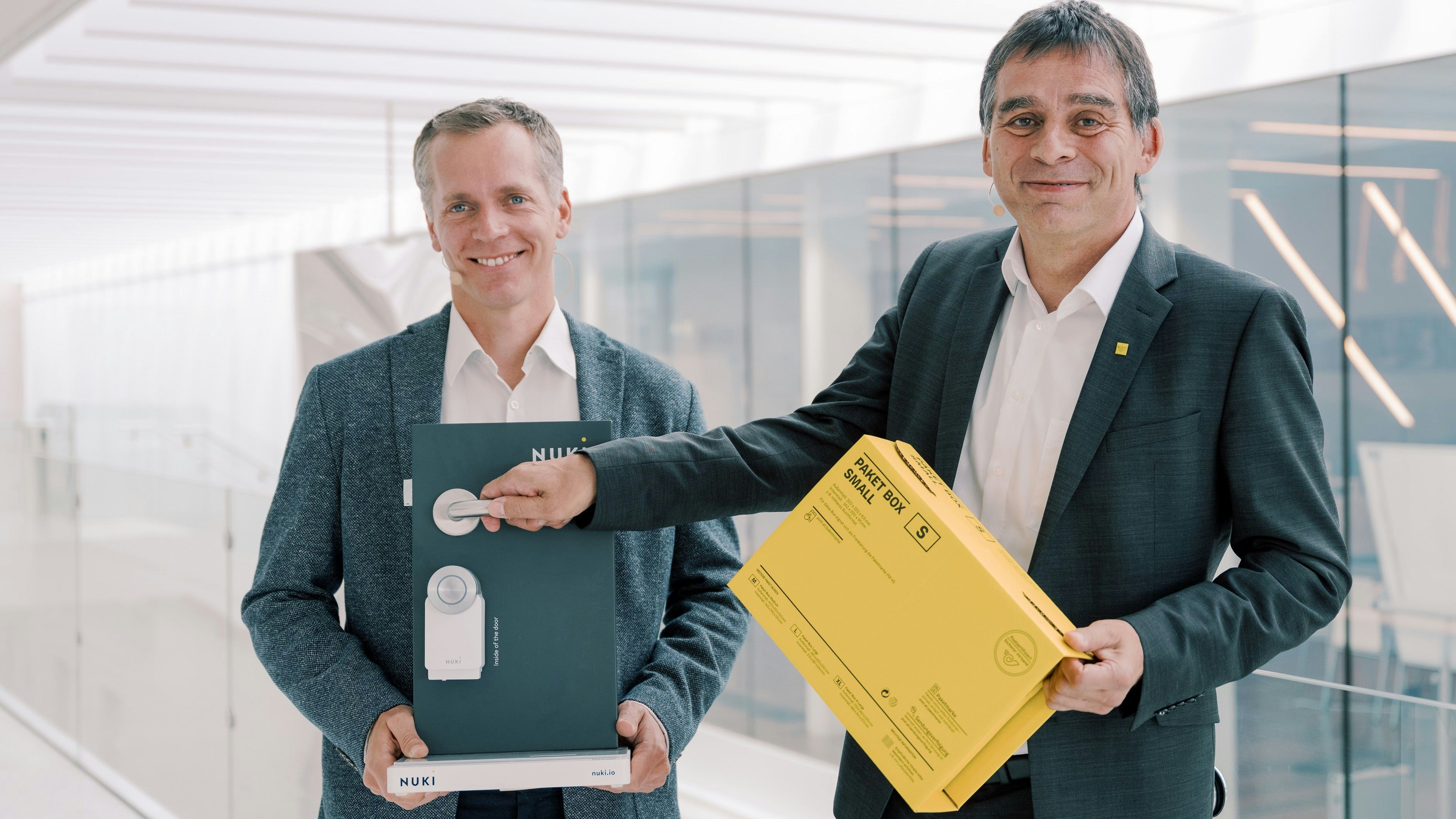Martin Pansy, Gründer und CEO, Nuki Home Solutions, mit Peter Umundum, Vorstandsdirektor für Paket &amp; Logistik, Österreichische Post AG