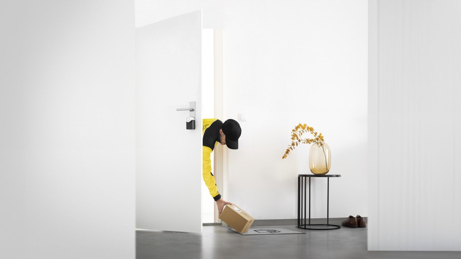 Die Zusteller öffnen die Tür mit ihrem mobilen Gerät, stellen das Paket im Vorzimmer ab und sperren danach wieder zu.