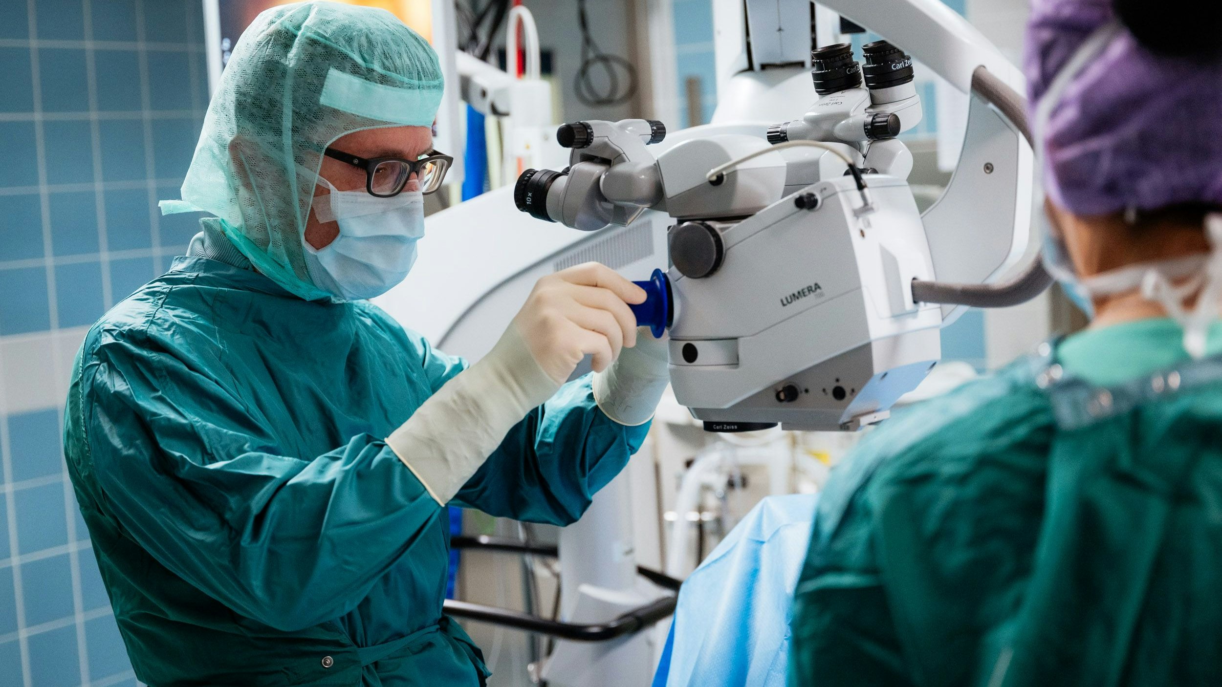 Vor der Grauer Star OP braucht sich niemand zu fürchten: Der Routineeingriff dauert gerade mal 15 Minuten und sorgt bei den Betroffenen für eine spürbare Verbesserung der Lebensqualität.