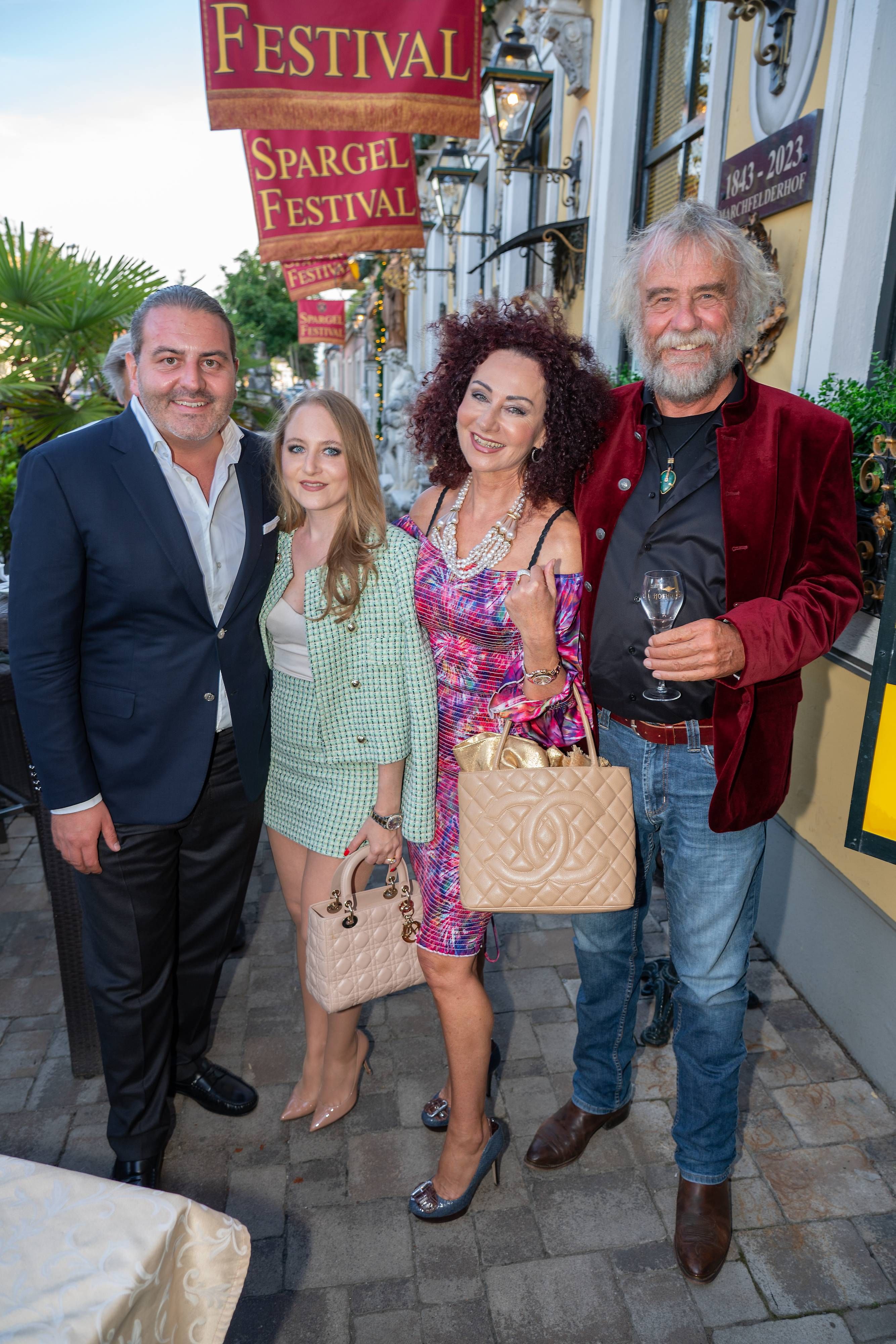 Familiensache: Christina Lugner und ihr Ernst Prost mit Jacqueline Lugner und ihrem Leo