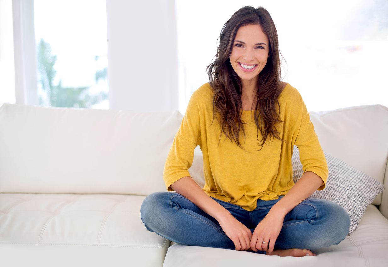 Im Schneidersitz auf dem Boden zu sitzen, kann deinem Körper in mehrfacher Hinsicht zugutekommen.