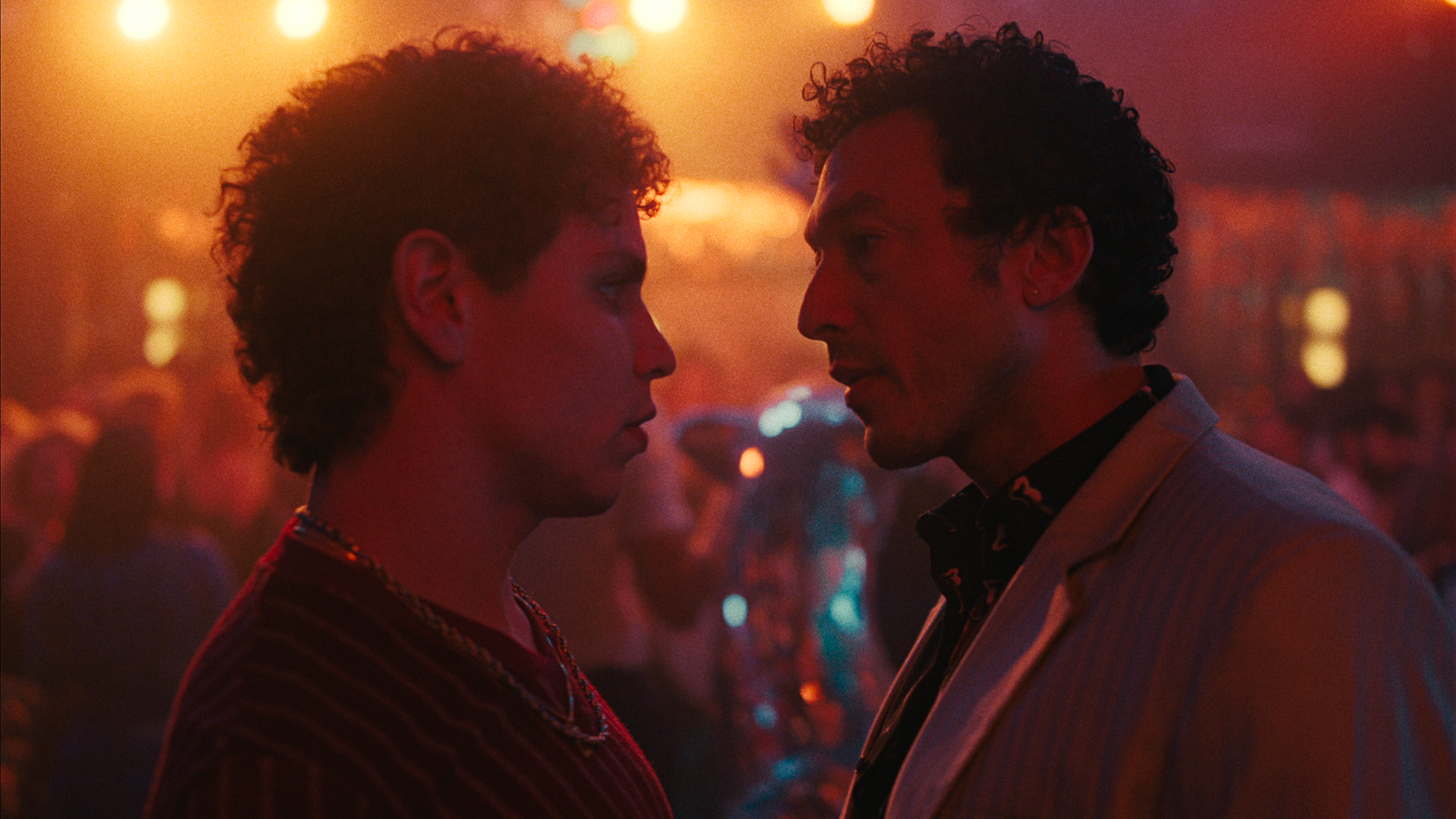 Und ermittelt dabei auch in der Schwulenszene der Metropole