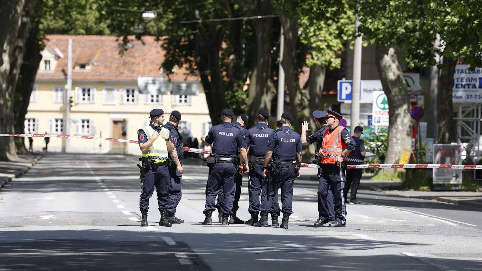 Die Polizei in Graz ist Mittwochmittag zu einem Großeinsatz ausgerückt: Ein verdächtiger Gegenstand, der in Verbindung mit dem Attentäter stehen könnte, wurde in der Elisabethstraße an einem Auto gefunden.
