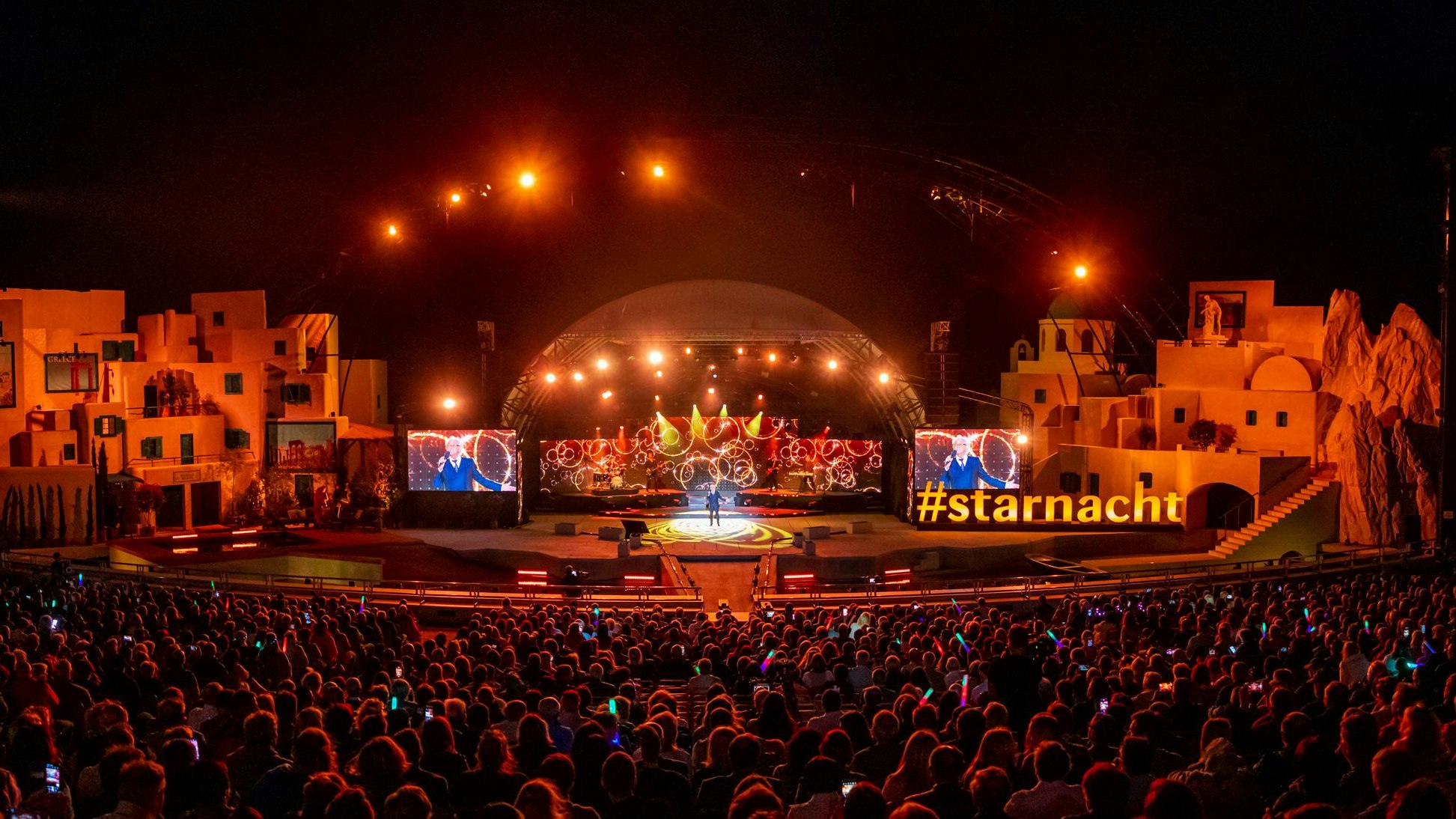 Starnacht am Neusiedler See in Mörbisch 2023Live aus Mörbisch: Zum zweiten Mal findet die Starnacht auf der Seebühne in Mörbisch statt. Im Anflug auf dieStarnacht am Neusiedler See sind unter anderem Wolkenfrei mit Frontfrau Vanessa Mai, Schlagersängerin Linda Hesse, Songcontest-Gewinner Johnny Logan, Musiklegende Tony Christie, der heuer seinen 80. Geburtstag feiert, Schlagerstar Nik P., die deutsche Pop-Band Marquess, das Pop-Duo King & Potter, DSDS-Gewinner und Shootingstar Ramon Roselly und Schlagernachwuchs und Starnacht-Entdeckung Charlien und Chris Steger.Auch Alfons Haider, Generalintendant der Seefestspiele Mörbisch, hat seinen Besuch angekündigt und einen kleinen Ausschnitt aus dem Musical-Welterfolg Mamma Mia zugesagt, das im Sommer bei den Seefestspielen in Mörbisch zu sehen sein wird.Durch den musikalischen Abend am Neusiedler See führen Barbara Schöneberger und Hans Sigl.