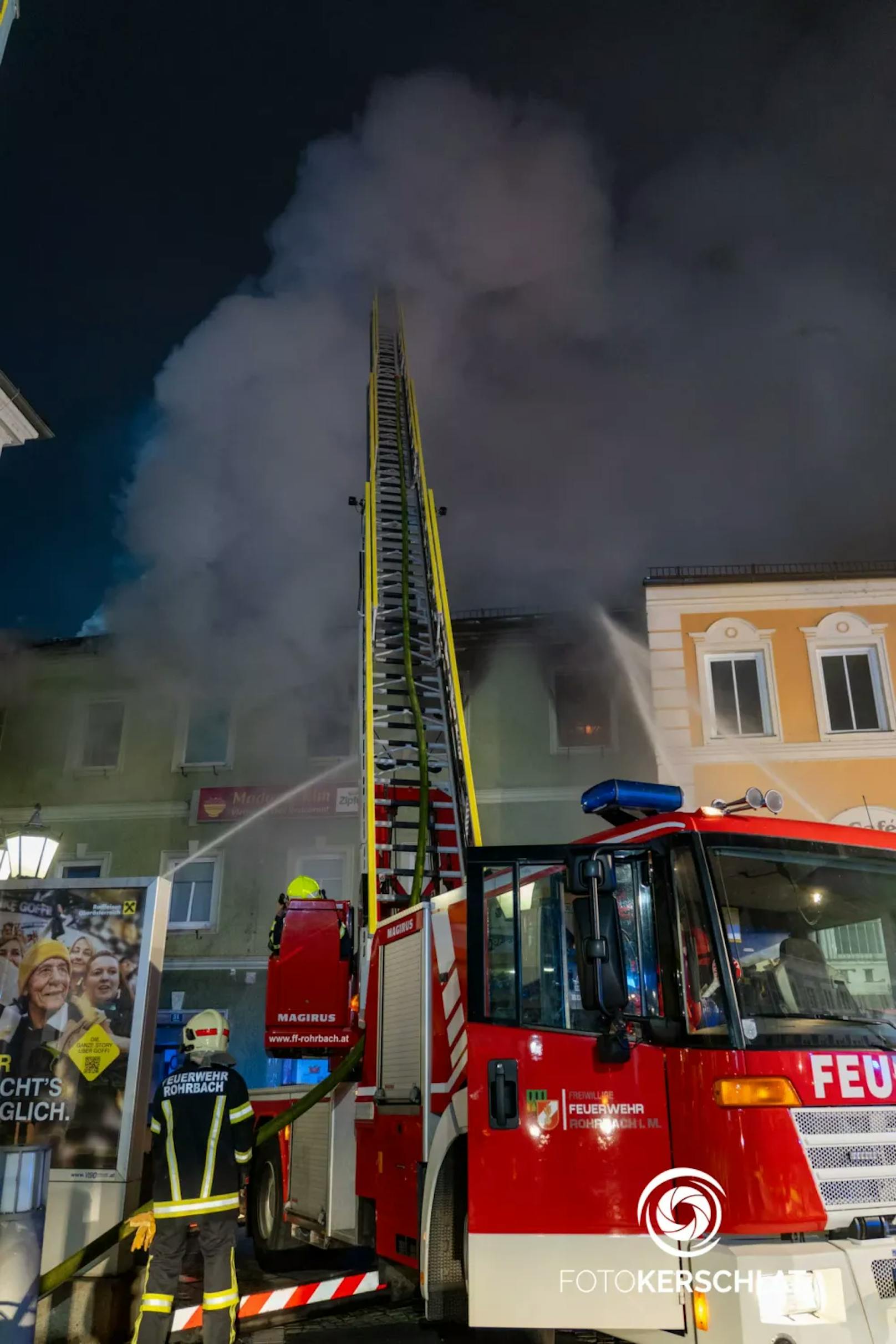 Großeinsatz in der Nacht auf den 29. Mai 2024 im Herzen von Rohrbach: Ein Mehrparteienhaus stand in Flammen.