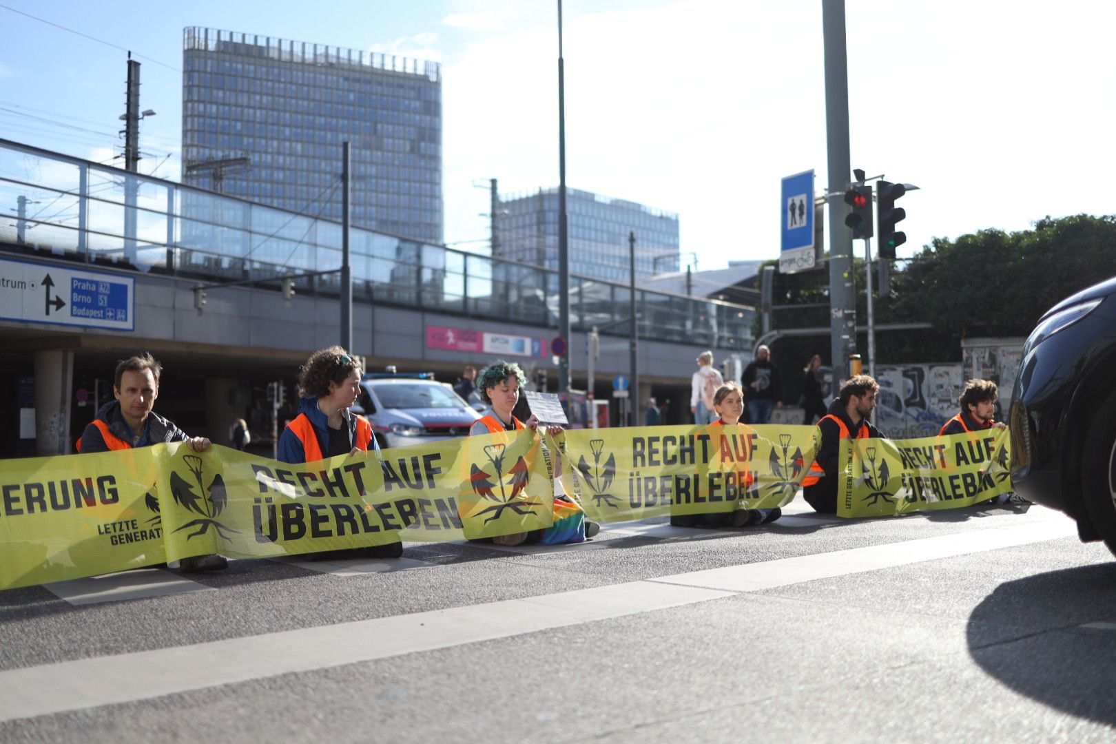 Am Morgen des 29. Mai 2024 blockierten Aktivisten der Letzten Generation den Verkehr am Matzleinsdorfer Platz in Wien.