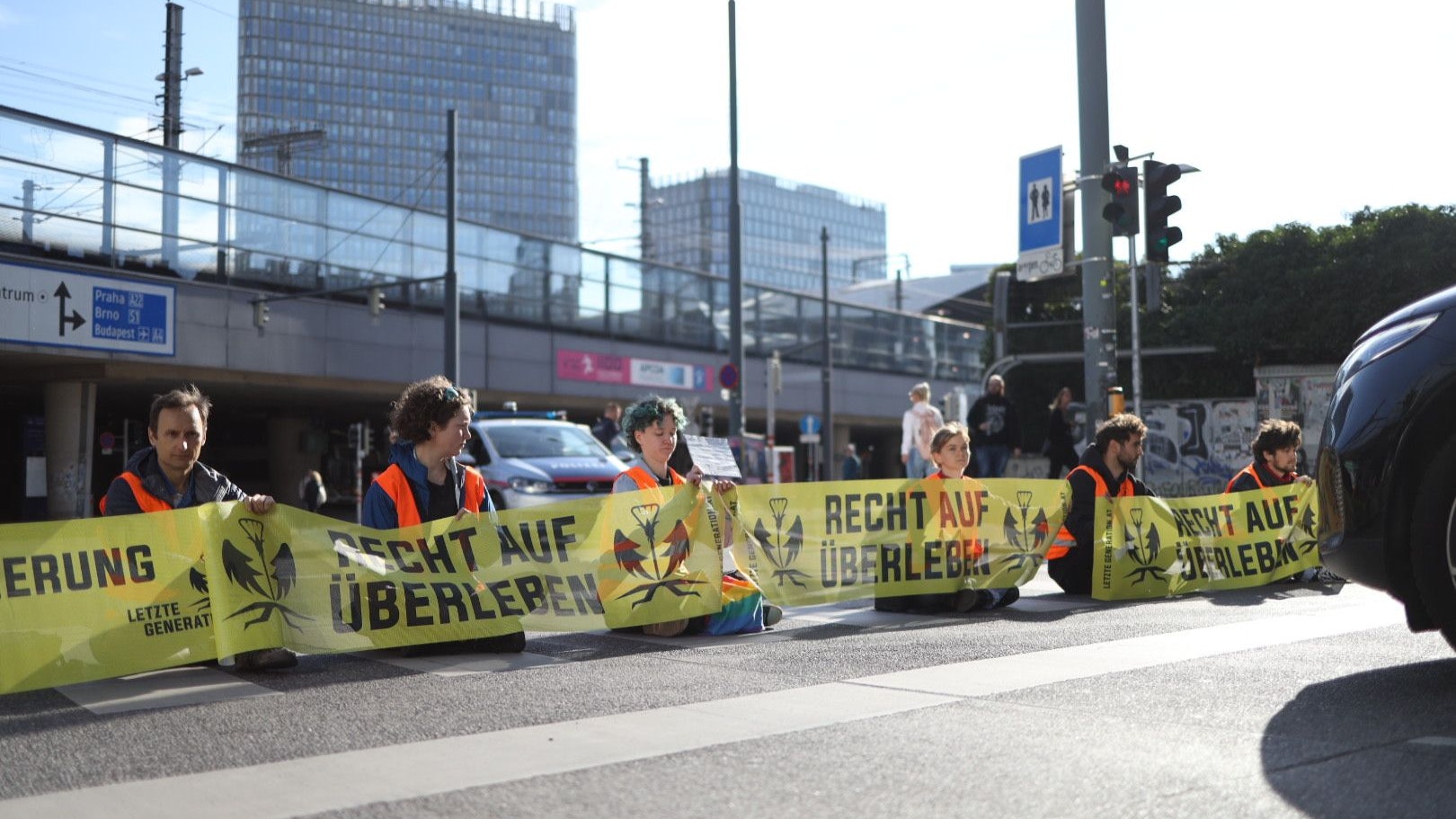 Am Morgen des 29. Mai 2024 blockierten Aktivisten der Letzten Generation den Verkehr am Matzleinsdorfer Platz in Wien.