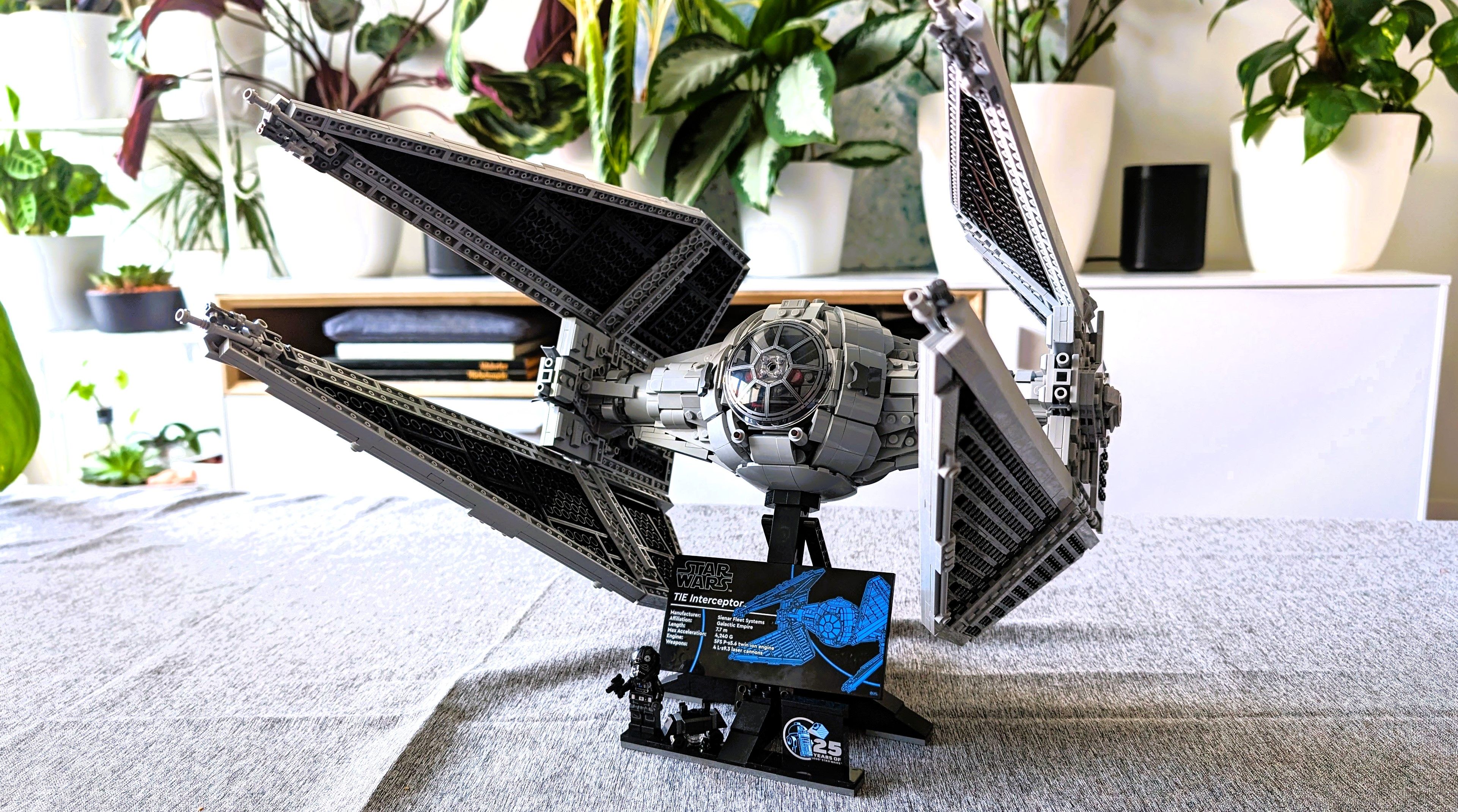 Am Ende überrascht dann nicht nur das neue Jubiläums-Design des TIE-Abfangjägers, sondern auch der sehr faire Preis.