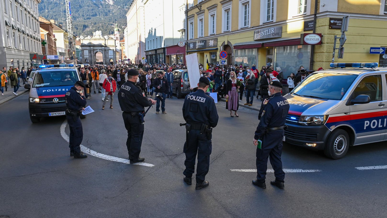 20. Februar 2021: Obwohl mehrere Demos und Kundgebungen gegen die Corona-Maßnahmen untersagt worden waren, sind dennoch rund 800 bis 1.000 Personen durch die Tiroler Landeshauptstadt  Innsbruck gezogen.