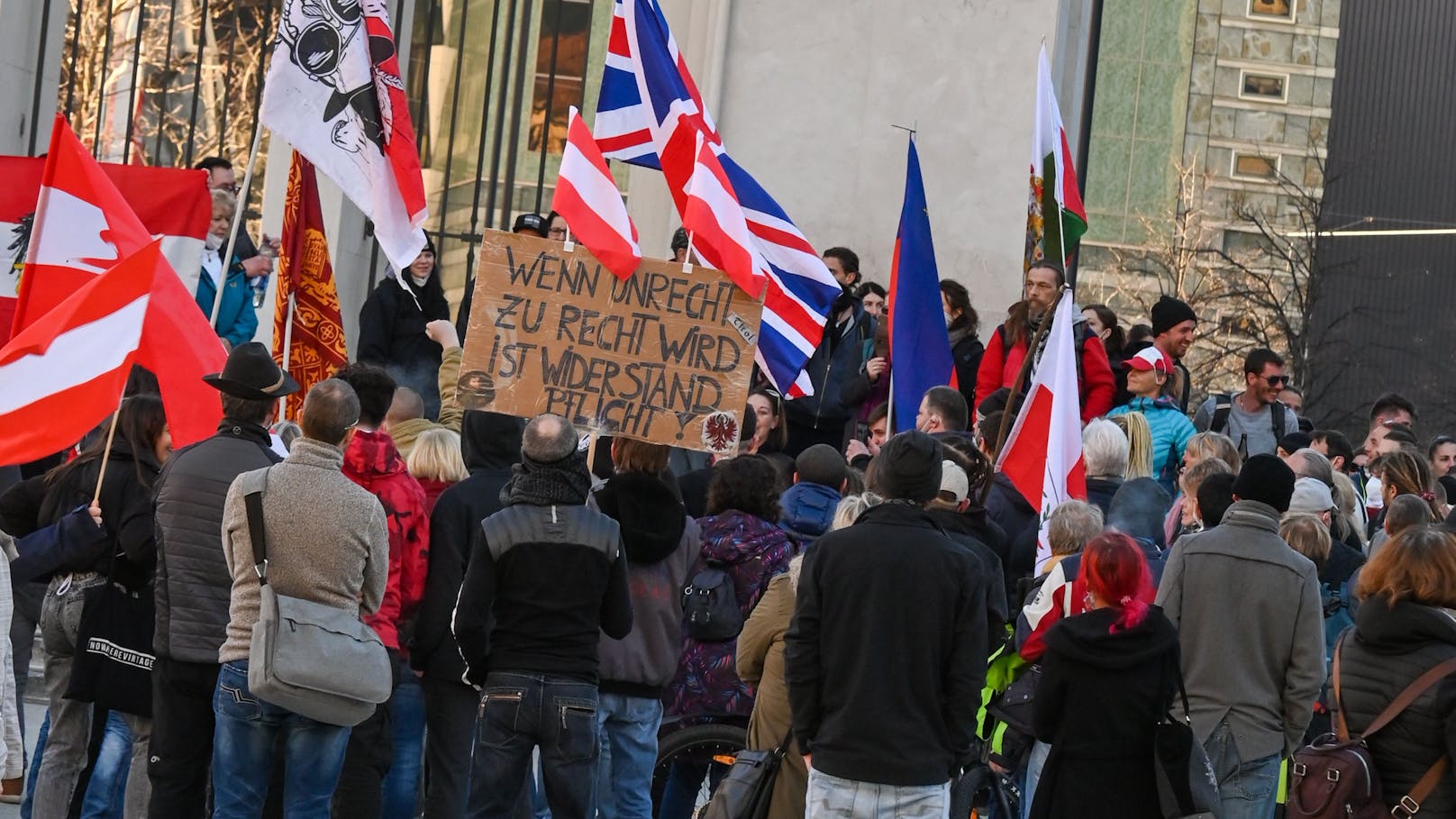 20. Februar 2021: Obwohl mehrere Demos und Kundgebungen gegen die Corona-Maßnahmen untersagt worden waren, sind dennoch rund 800 bis 1.000 Personen durch die Tiroler Landeshauptstadt  Innsbruck gezogen.