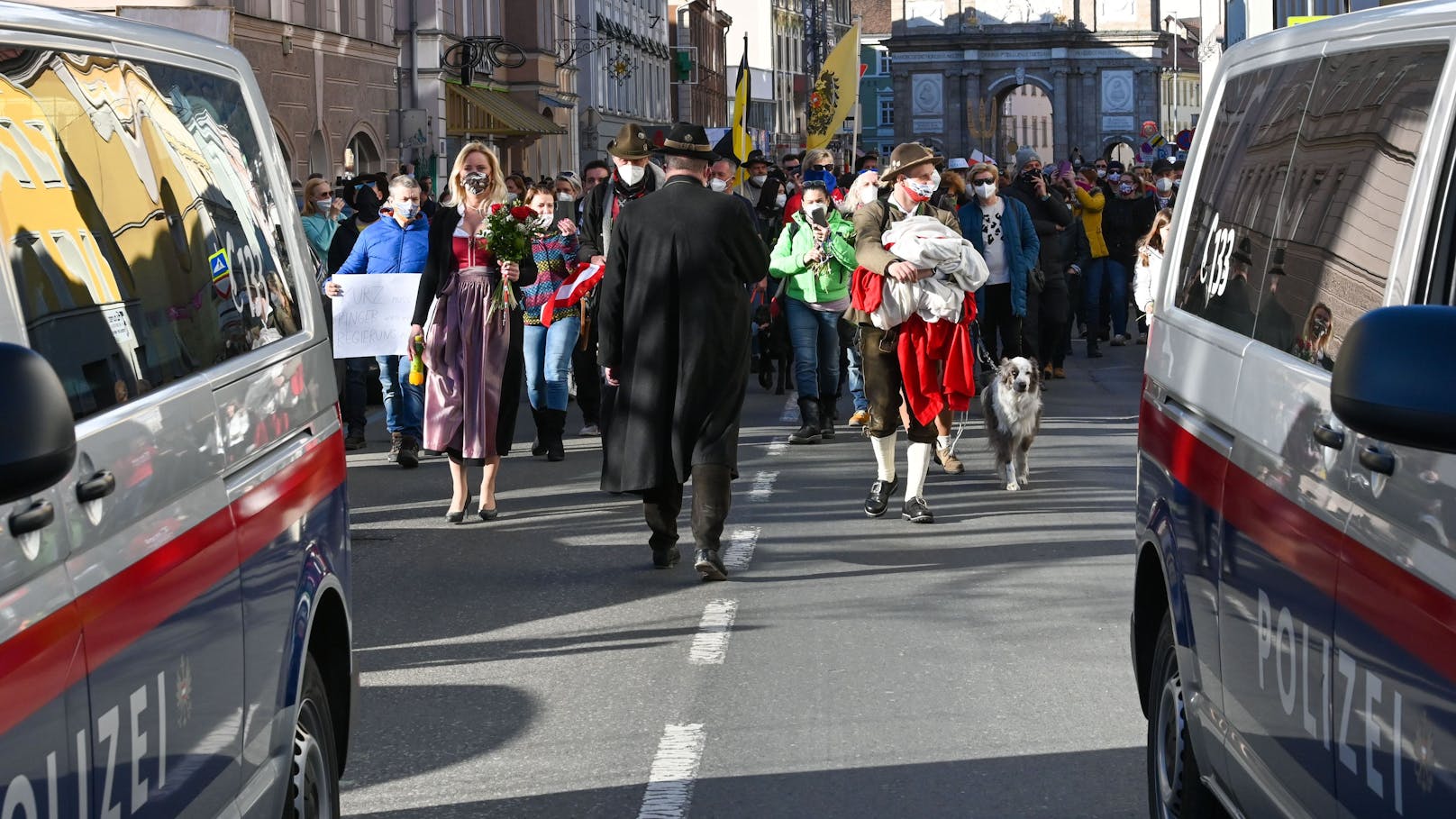 20. Februar 2021: Obwohl mehrere Demos und Kundgebungen gegen die Corona-Maßnahmen untersagt worden waren, sind dennoch rund 800 bis 1.000 Personen durch die Tiroler Landeshauptstadt  Innsbruck gezogen.