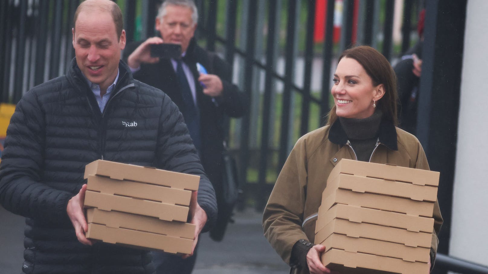 Kate und William kauften Pizza.