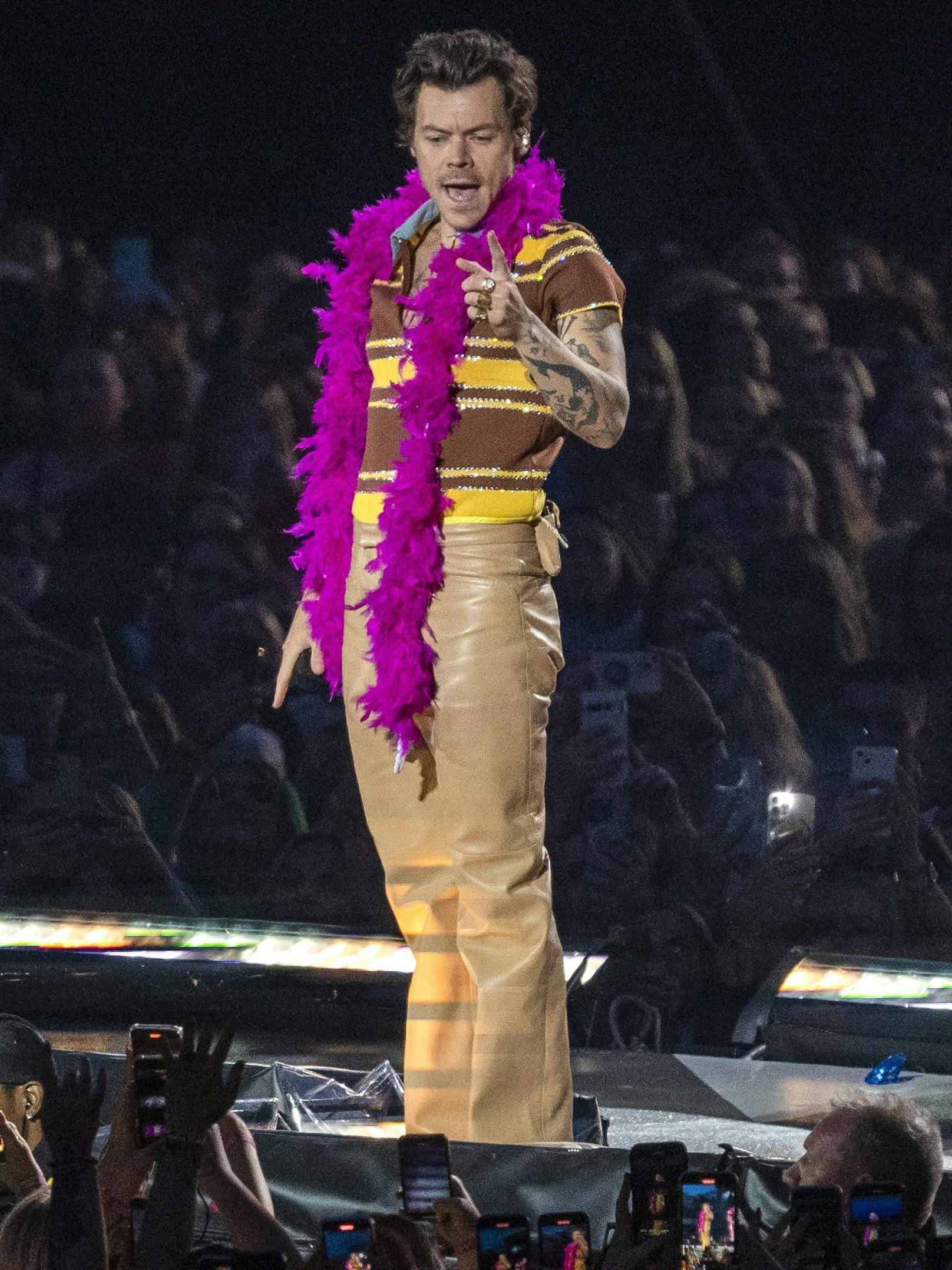 Harry Styles traut sich auf der Bühne auch mal bunt zu werden.