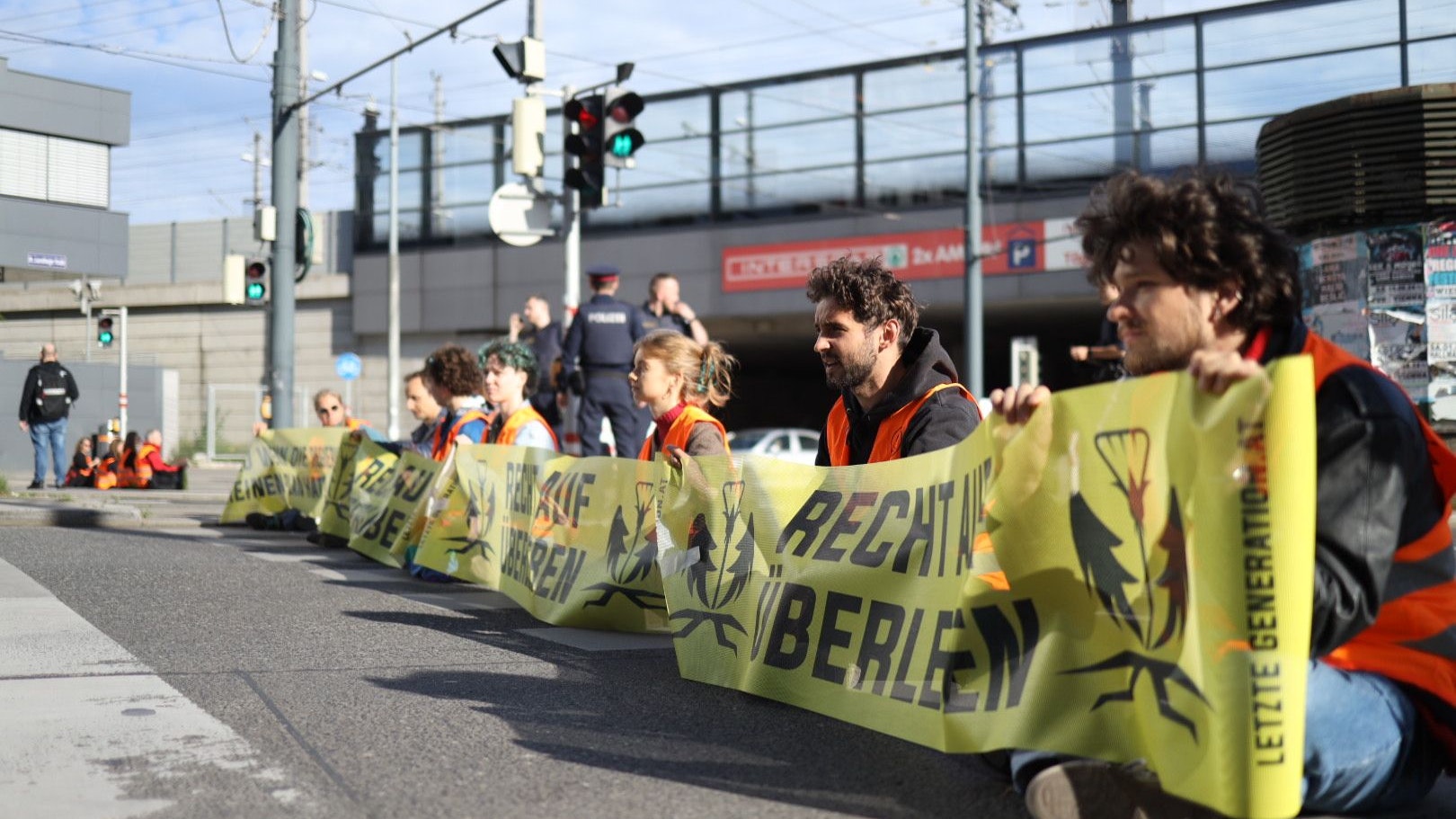 Heute.at - Sie sind wieder da! Klimakleber sorgen für Stau in Wien
