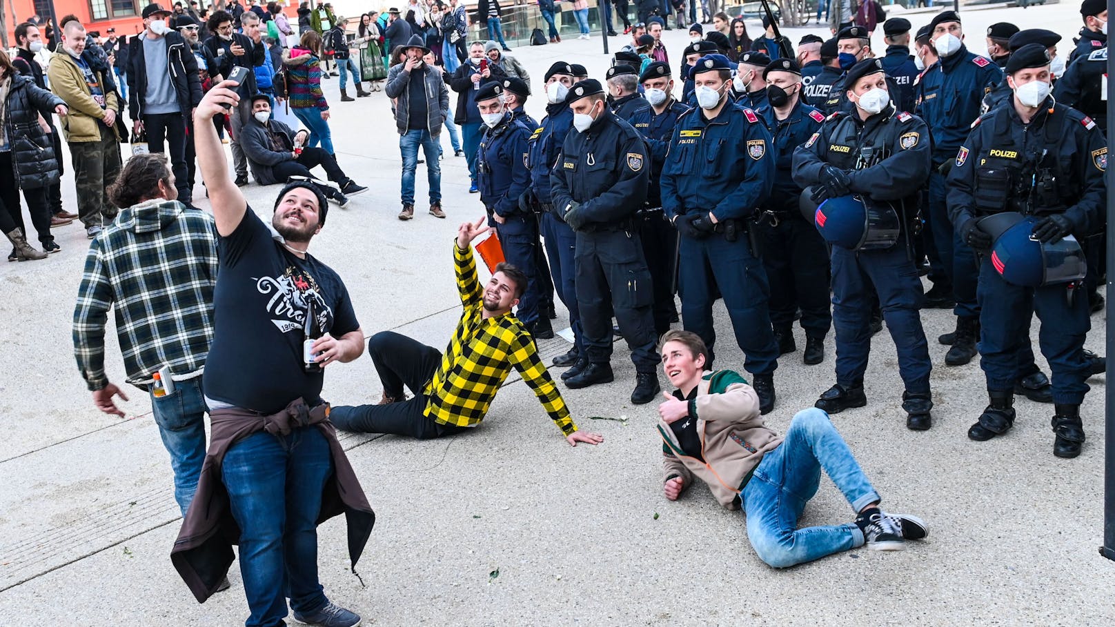 20. Februar 2021: Obwohl mehrere Demos und Kundgebungen gegen die Corona-Maßnahmen untersagt worden waren, sind dennoch rund 800 bis 1.000 Personen durch die Tiroler Landeshauptstadt  Innsbruck gezogen.