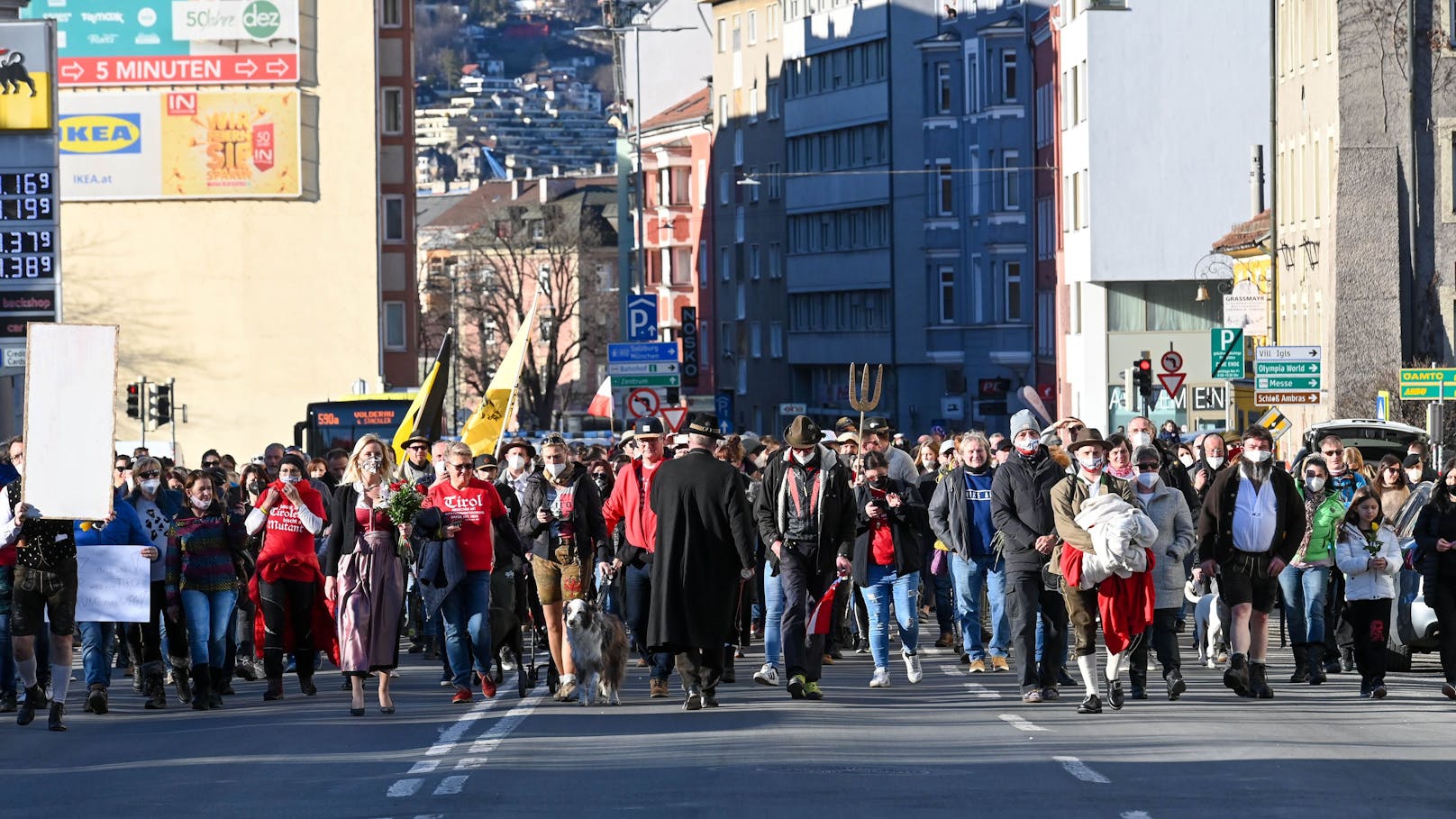 20. Februar 2021: Obwohl mehrere Demos und Kundgebungen gegen die Corona-Maßnahmen untersagt worden waren, sind dennoch rund 800 bis 1.000 Personen durch die Tiroler Landeshauptstadt  Innsbruck gezogen.