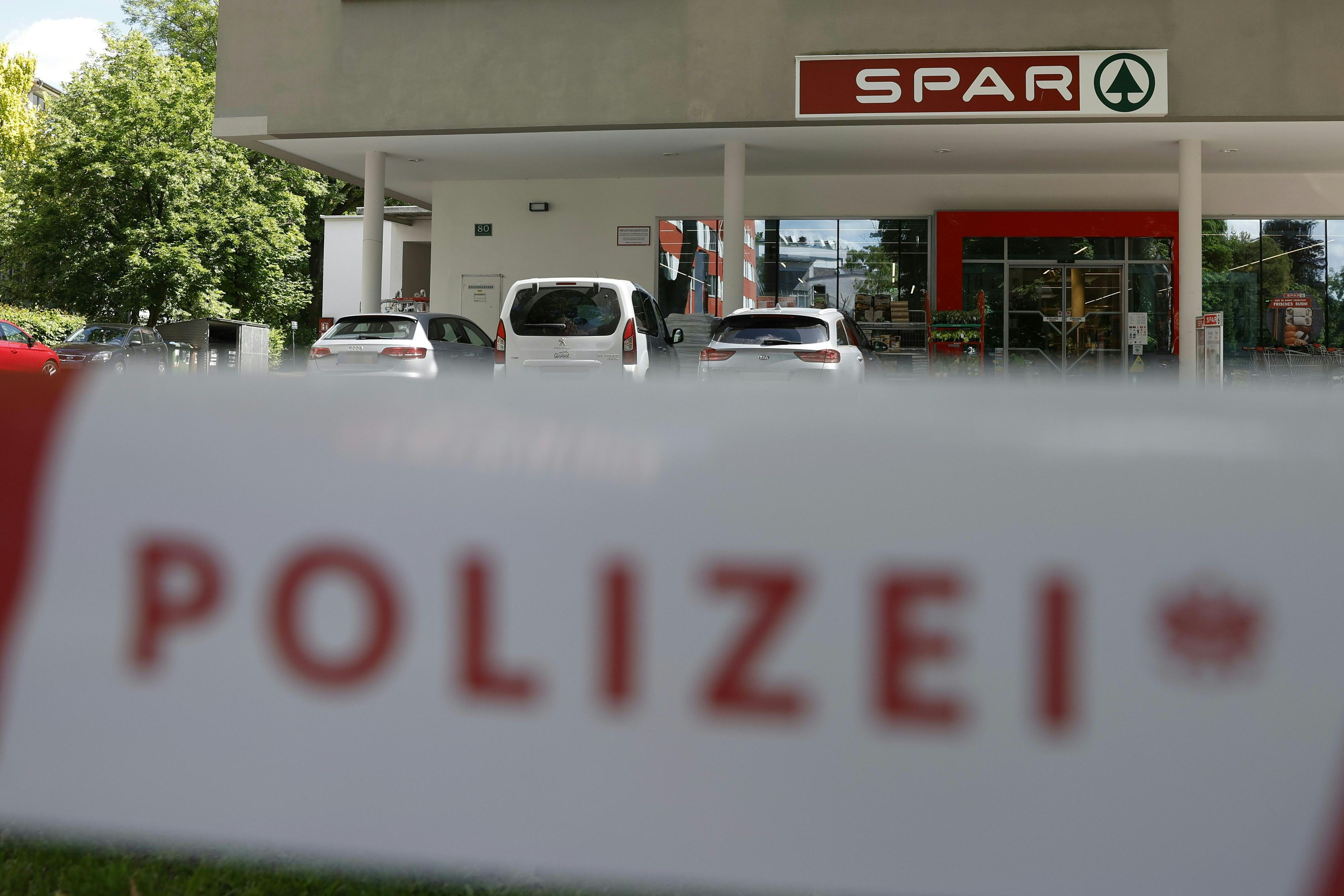Die Polizei in Graz ist Mittwochmittag zu einem Großeinsatz ausgerückt: Ein verdächtiger Gegenstand, der möglicherweise Sprengstoff enthält, wurde in der Elisabethstraße an einem Auto gefunden. 