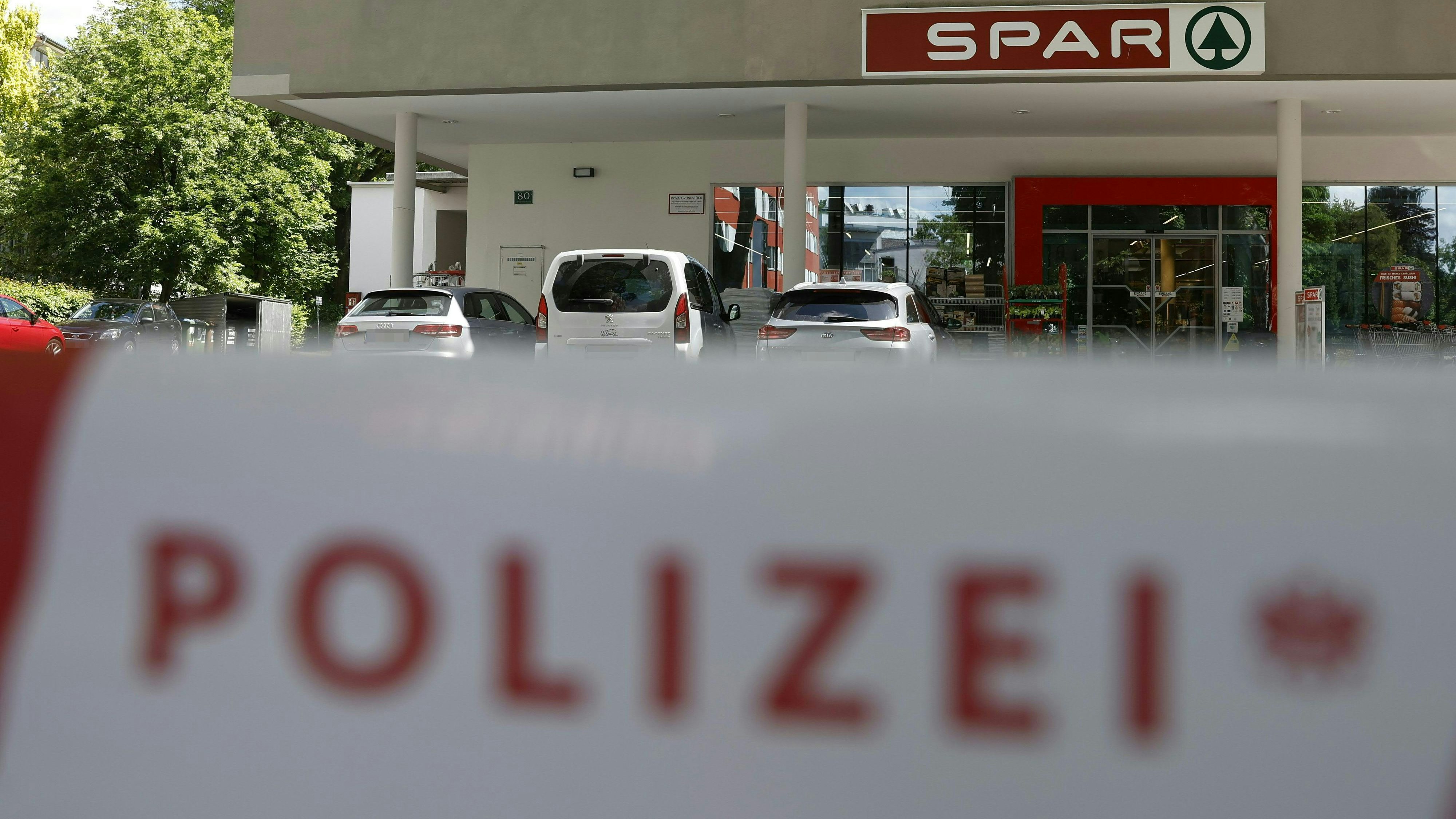 Die Polizei in Graz ist Mittwochmittag zu einem Großeinsatz ausgerückt: Ein verdächtiger Gegenstand, der möglicherweise Sprengstoff enthält, wurde in der Elisabethstraße an einem Auto gefunden. 