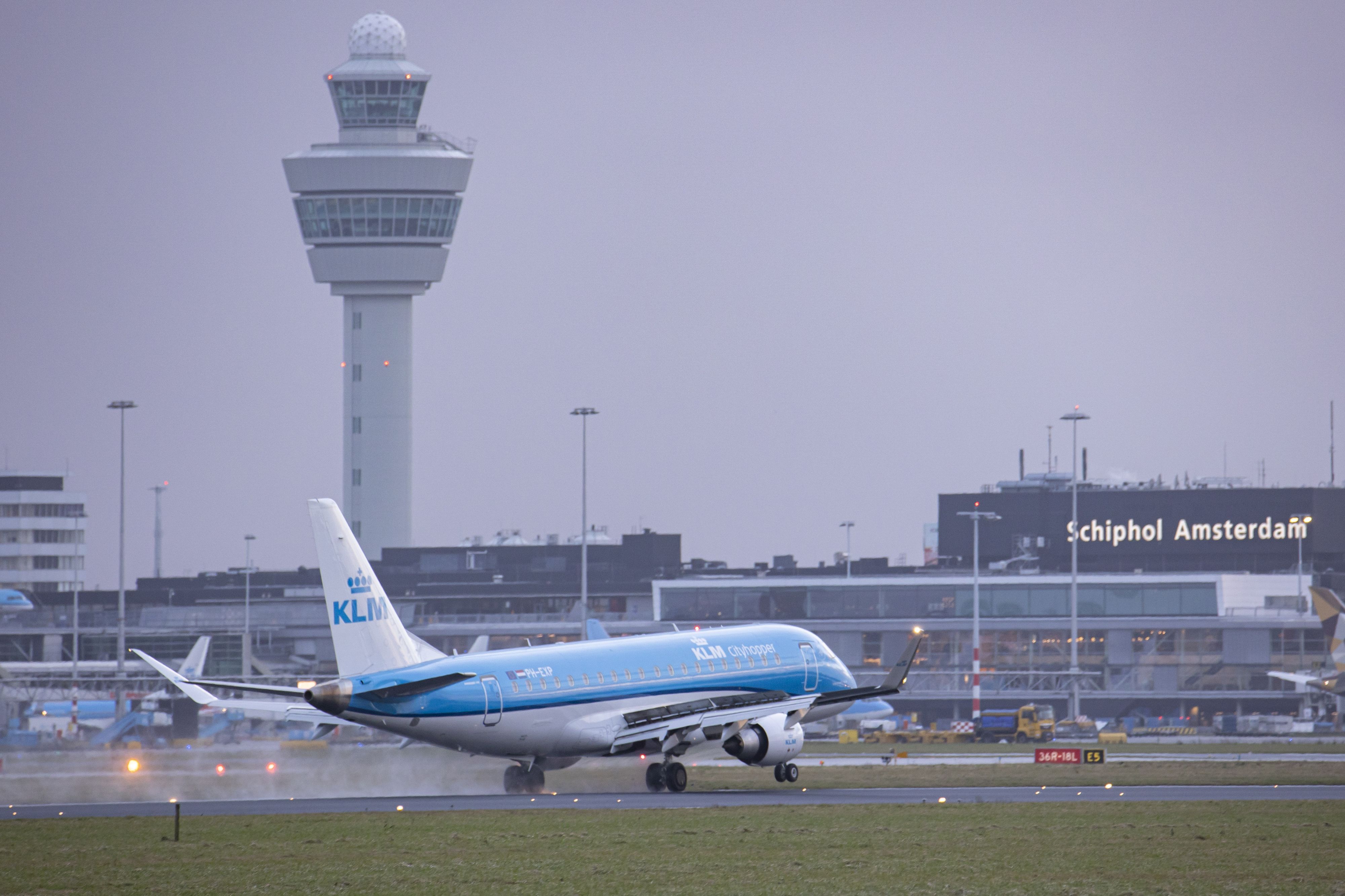 Eine Person wurde am Mittwoch in die laufenden Flugzeugtriebwerke gesaugt und starb dabei. Bei der Maschine handelte es sich um eine von der Gesellschaft KLM Cityhopper.