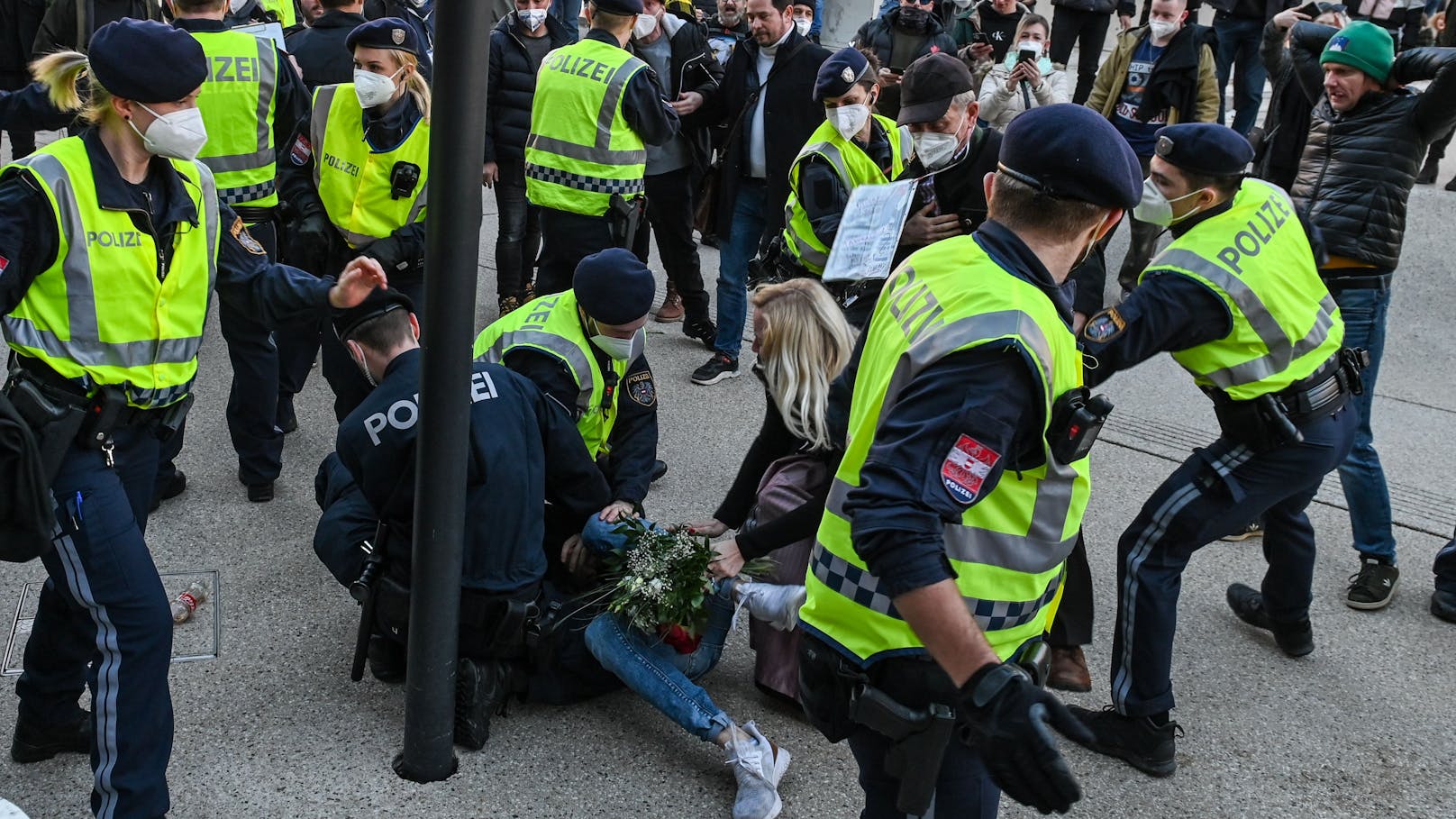 20. Februar 2021: Obwohl mehrere Demos und Kundgebungen gegen die Corona-Maßnahmen untersagt worden waren, sind dennoch rund 800 bis 1.000 Personen durch die Tiroler Landeshauptstadt  Innsbruck gezogen.