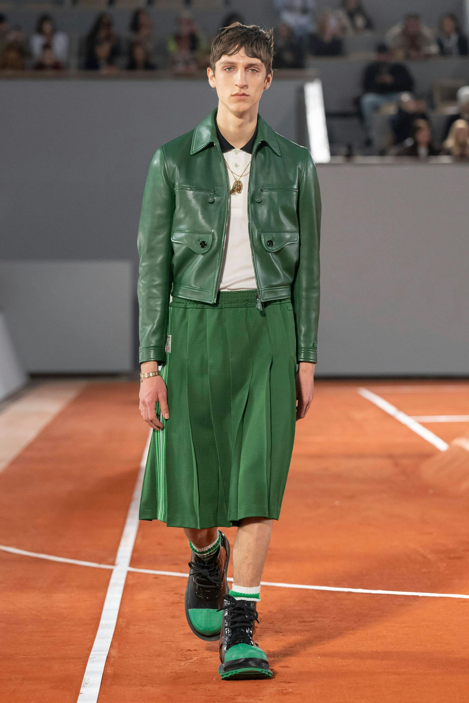 Lacoste ließ männliche und weibliche Models bei der Paris Fashion Week der "Herbst Winter 2024 Ready-to-Wear"mit denselben Outfits auf den Laufsteg.