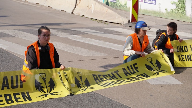 "Swarming": Am 29. Mai 2024 blockierte die Letzte Generation kurzzeitig immer wieder den Wiener Verkehr an neuralgischen Punkten. So auch am Matzleinsdorfer Platz und Südtiroler Platz.