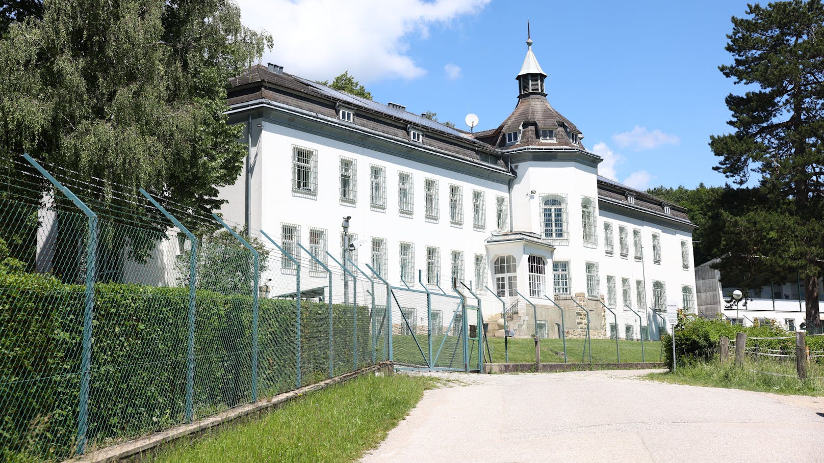 In der Sonderkrankenanstalt und Lungenheilstätte Wilhelmshöhe in Tullnerbach (NÖ) sitzen Häftlinge ein, die zu krank für den Normalvollzug und zu gesund für ein Spital sind.