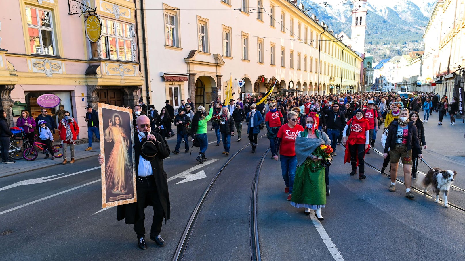 20. Februar 2021: Obwohl mehrere Demos und Kundgebungen gegen die Corona-Maßnahmen untersagt worden waren, sind dennoch rund 800 bis 1.000 Personen durch die Tiroler Landeshauptstadt  Innsbruck gezogen.