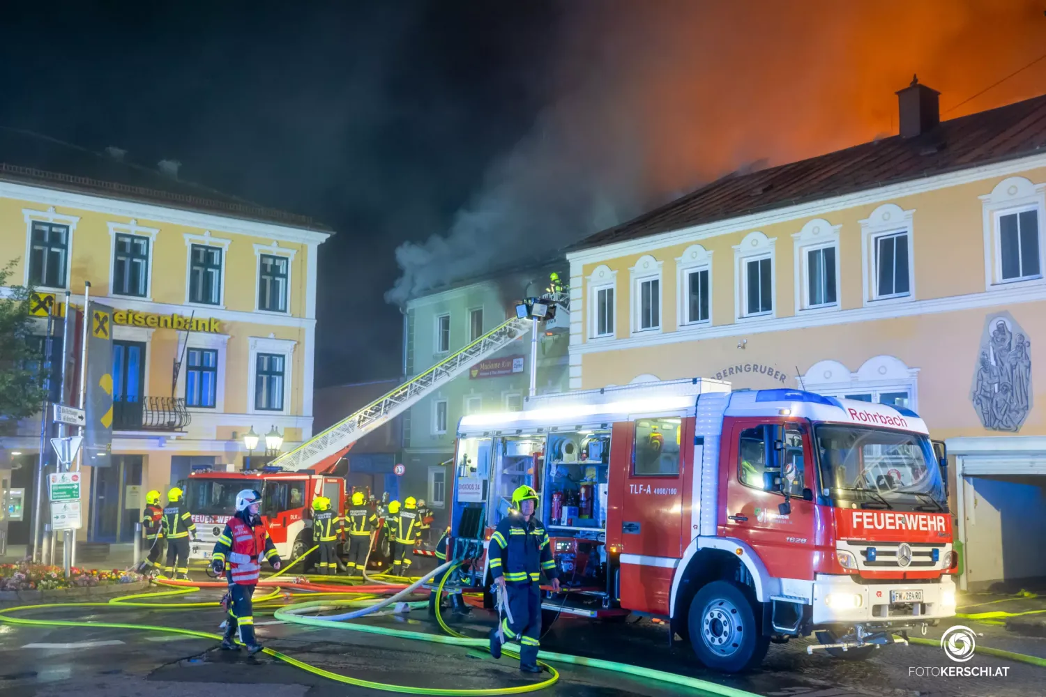 Wilde Szenen spielten sich in der Nacht auf Mittwoch im Zentrum von Rohrbach-Berg ab.