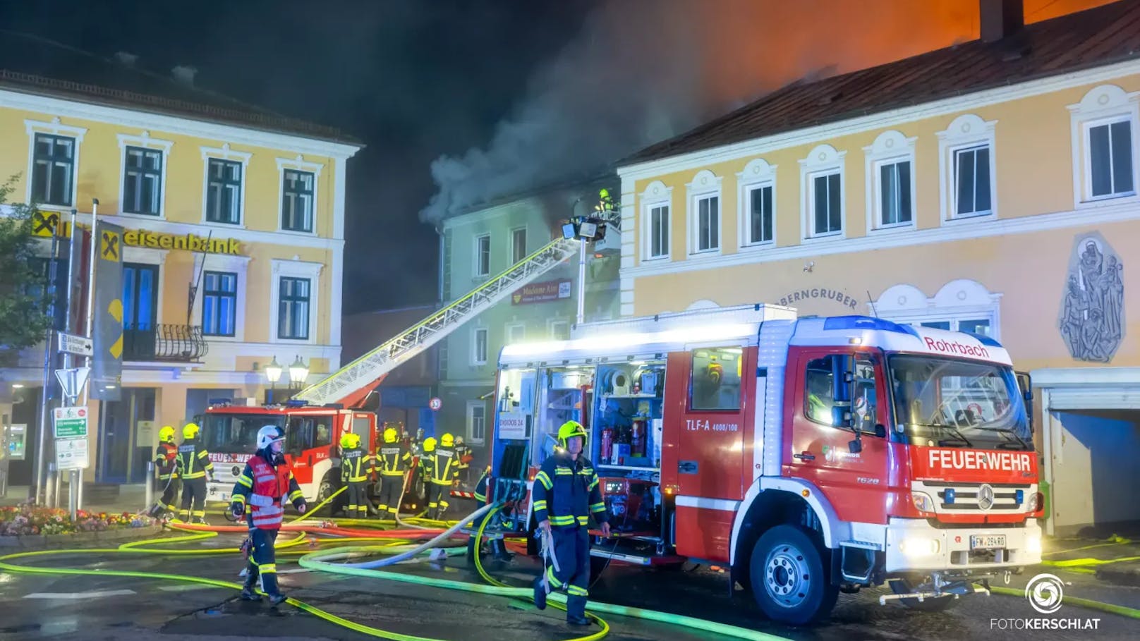 Großeinsatz in der Nacht auf den 29. Mai 2024 im Herzen von Rohrbach: Ein Mehrparteienhaus stand in Flammen.